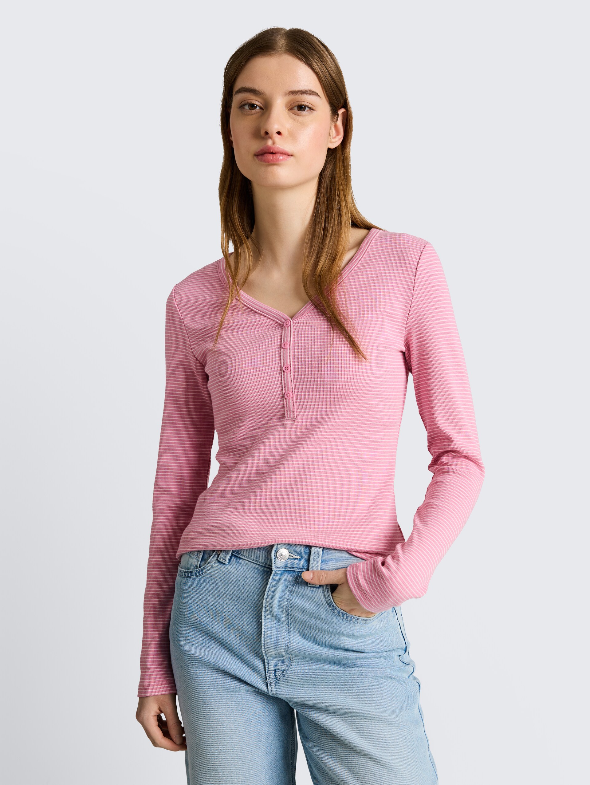 Slim Fit Henley Langarmshirt mit Streifenmuster - pink white stripe - Ausschnitt Model-Vorderansicht
