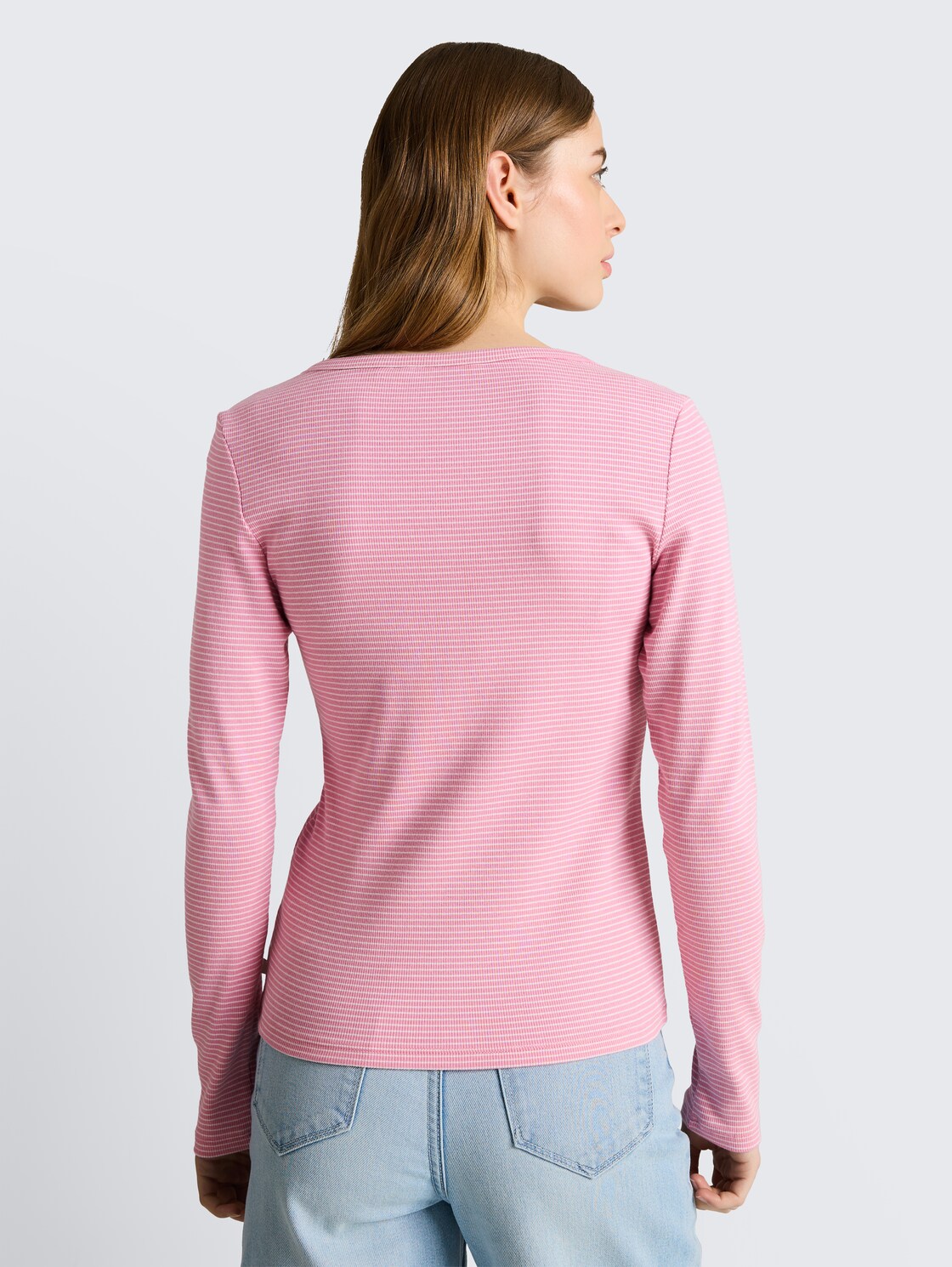 Slim Fit Henley Langarmshirt mit Streifenmuster - pink white stripe - Auschnitt Model-Rückansicht