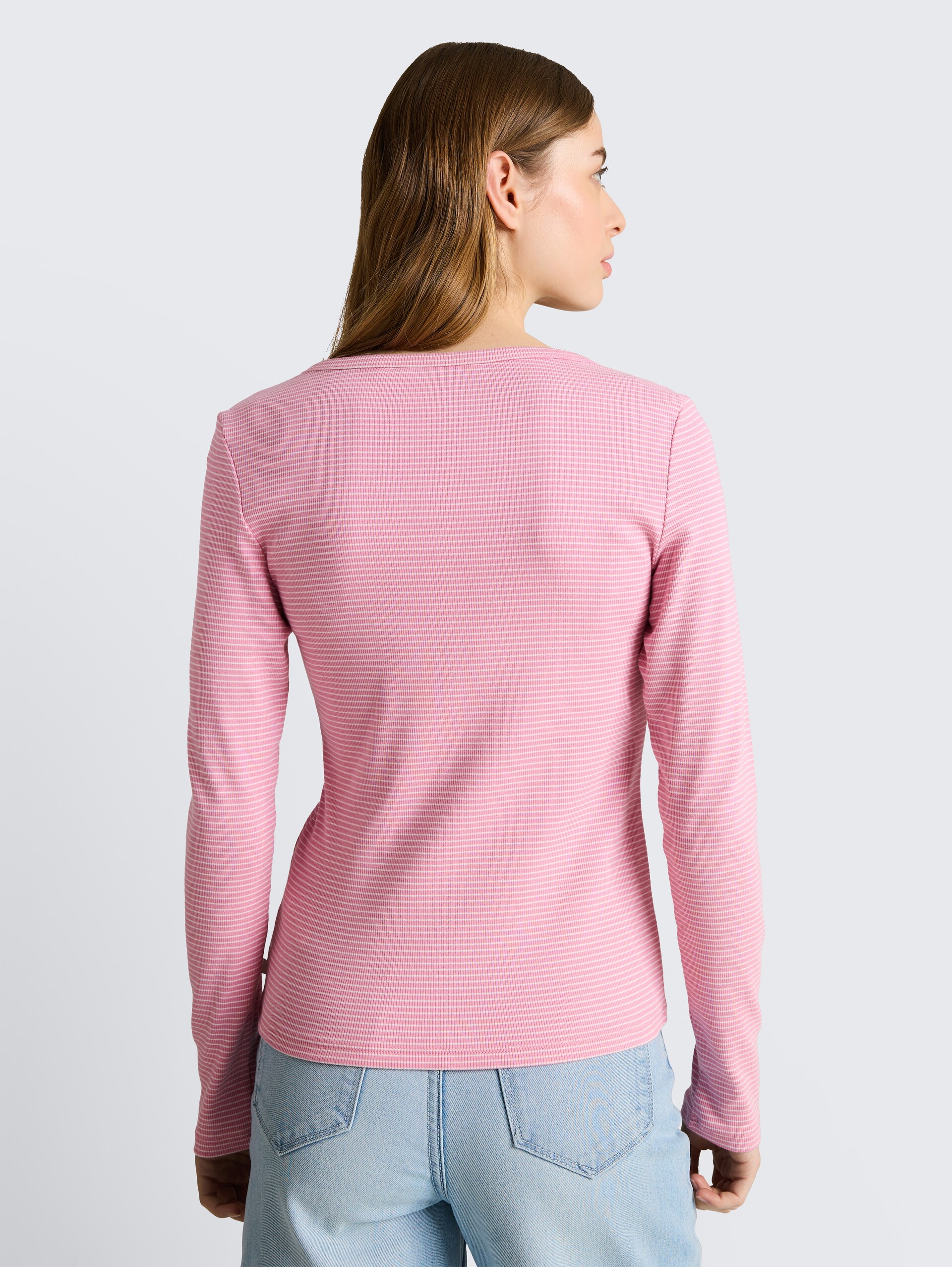 Slim Fit Henley Langarmshirt mit Streifenmuster - pink white stripe - Auschnitt Model-Rückansicht