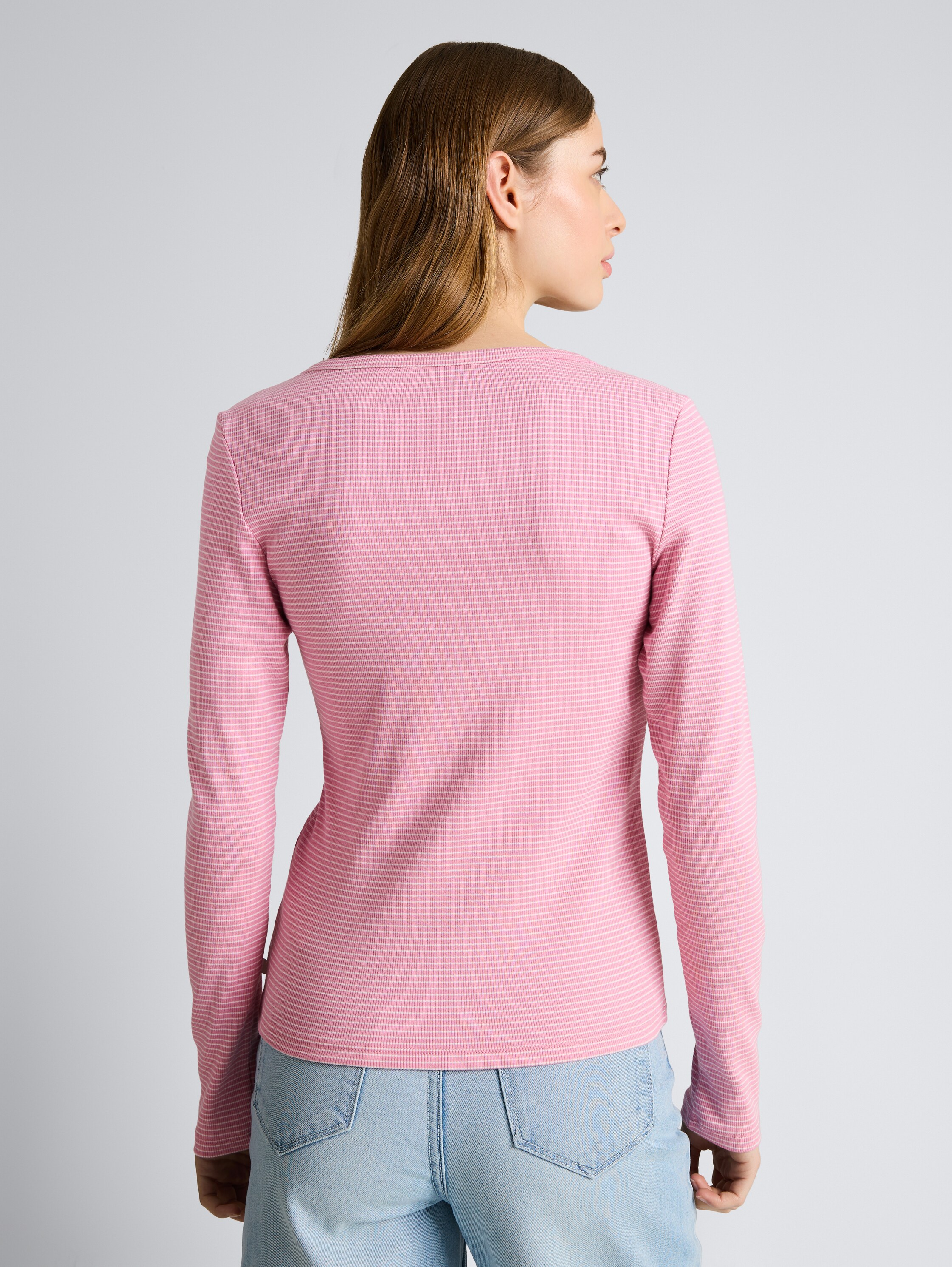Slim fit Henley-shirt met lange mouwen en streepjesmotief - pink white stripe - Neklijn model-achteraanzicht