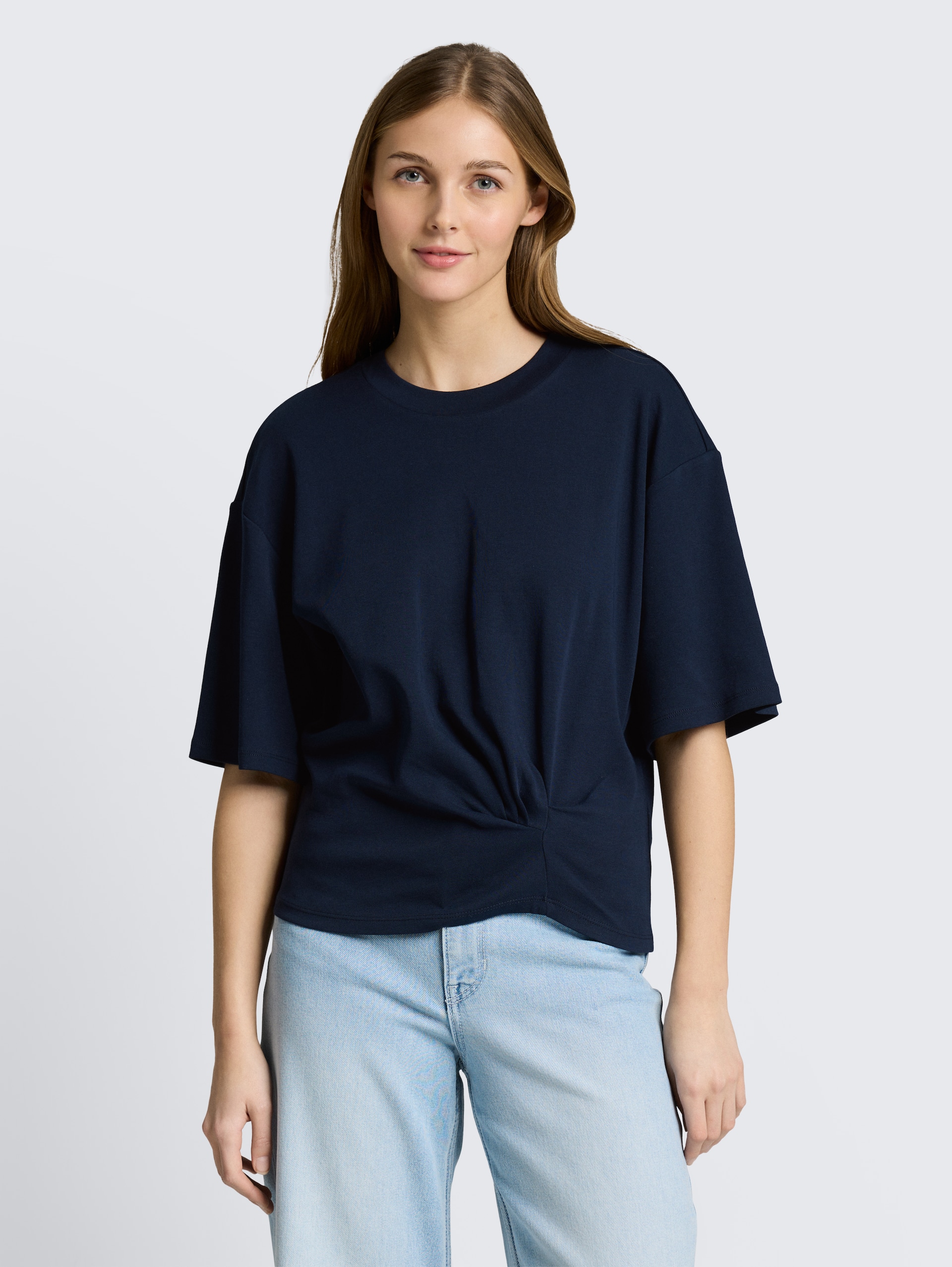 T-Shirt mit Knotendetail - sky captain blue - Ausschnitt Model-Vorderansicht