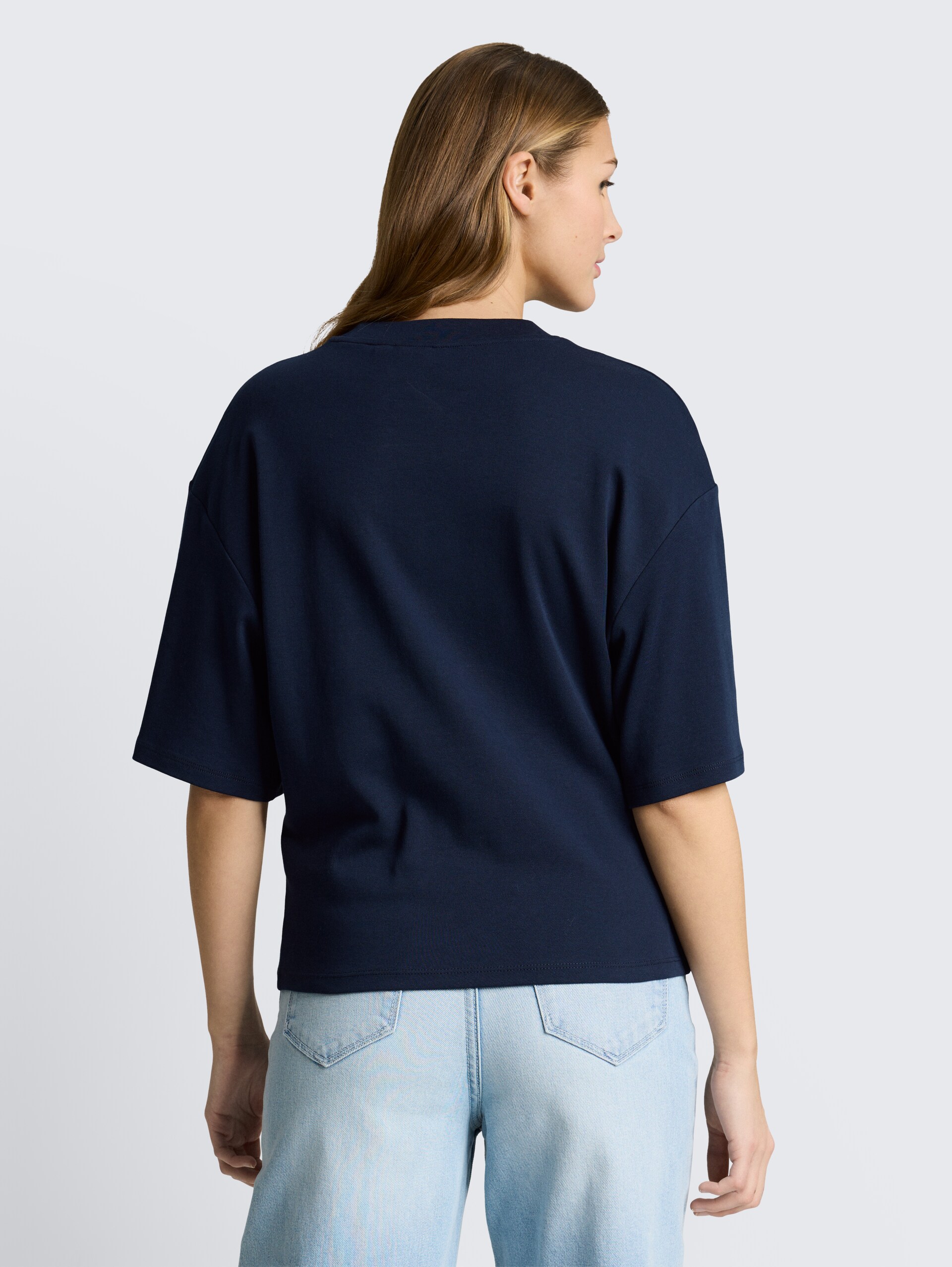T-Shirt mit Knotendetail - sky captain blue - Auschnitt Model-Rückansicht