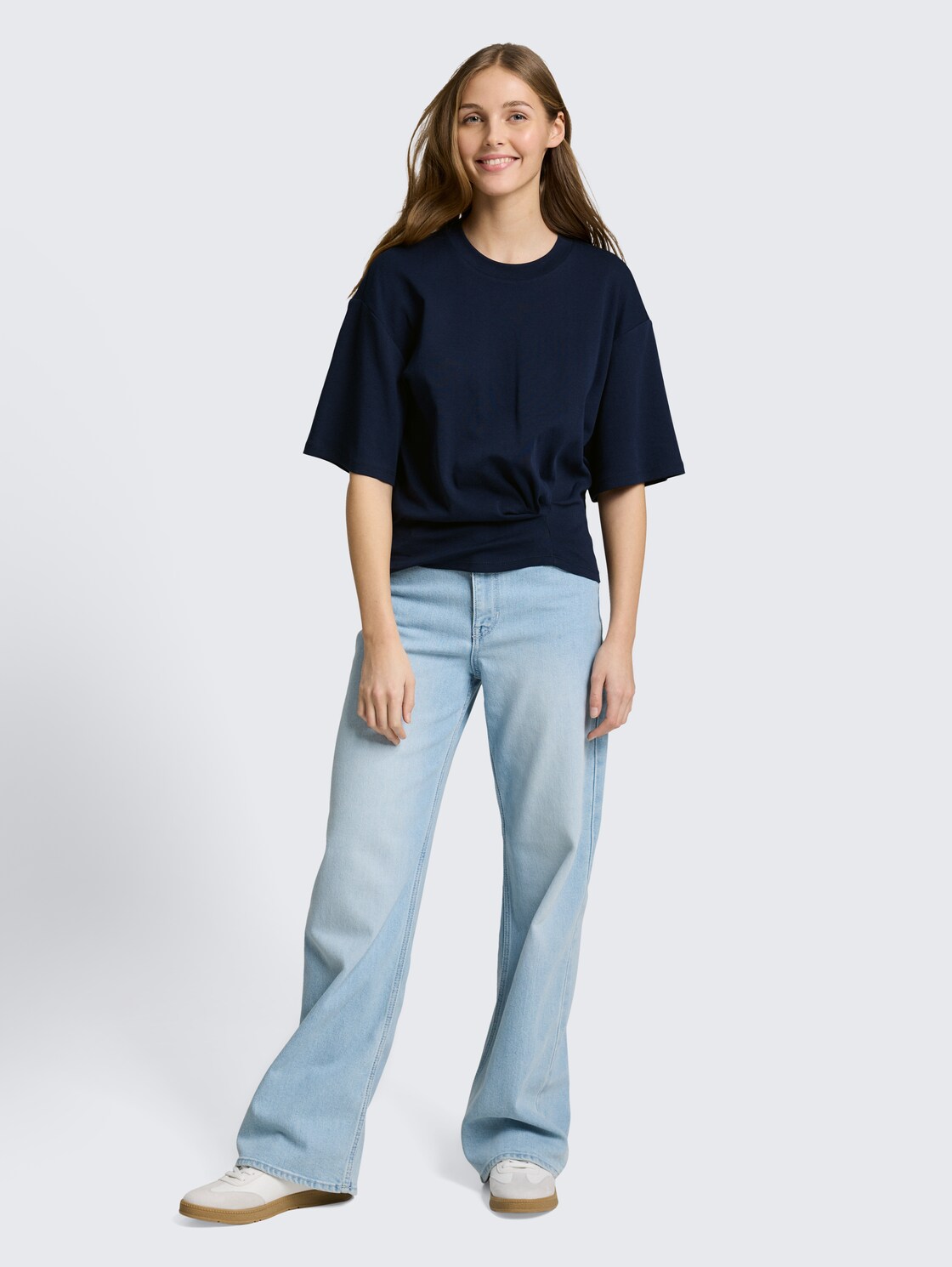 T-Shirt mit Knotendetail - sky captain blue - Model-Vorderansicht