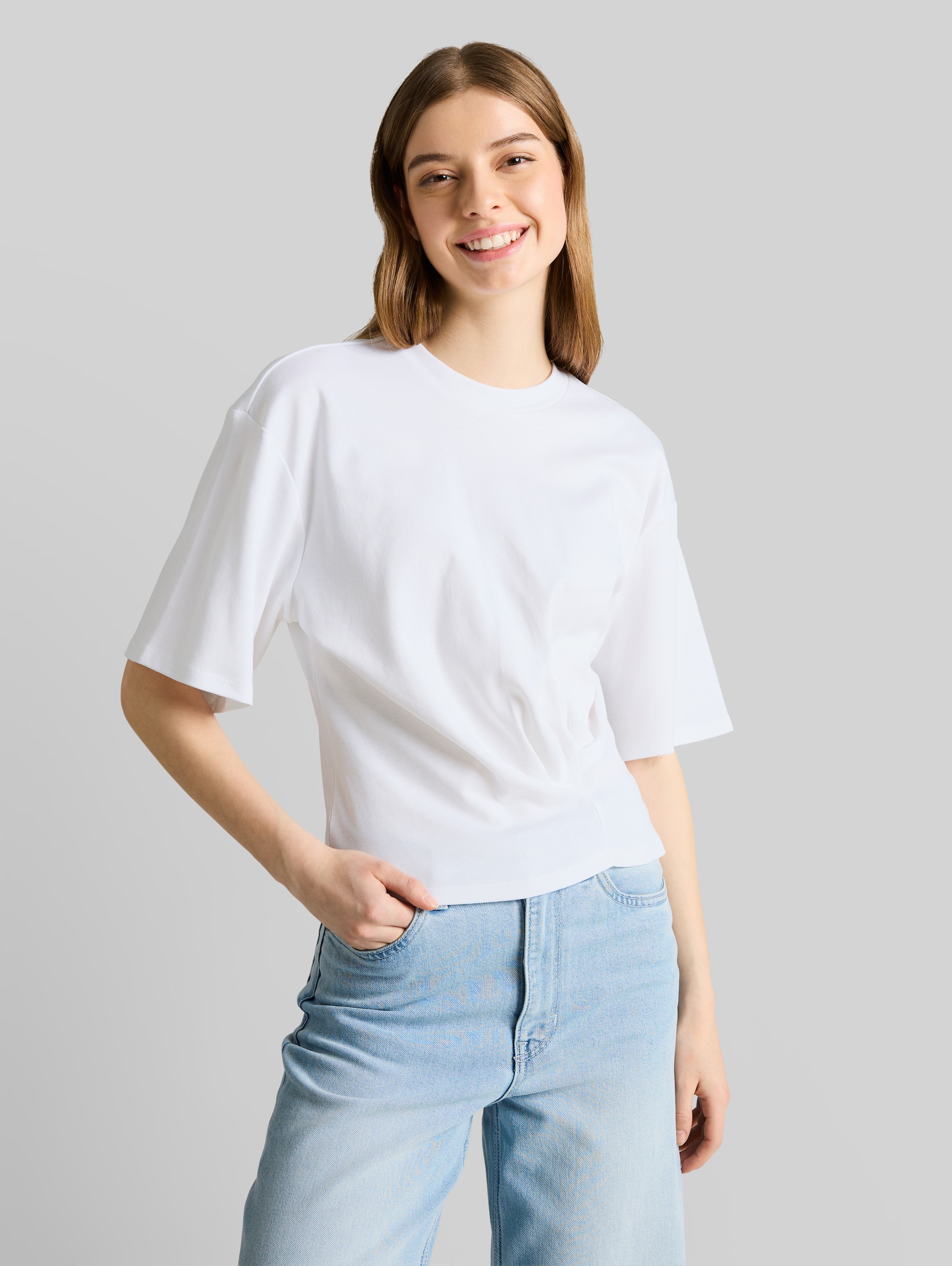 T-Shirt mit Knotendetail - White - Ausschnitt Model-Vorderansicht