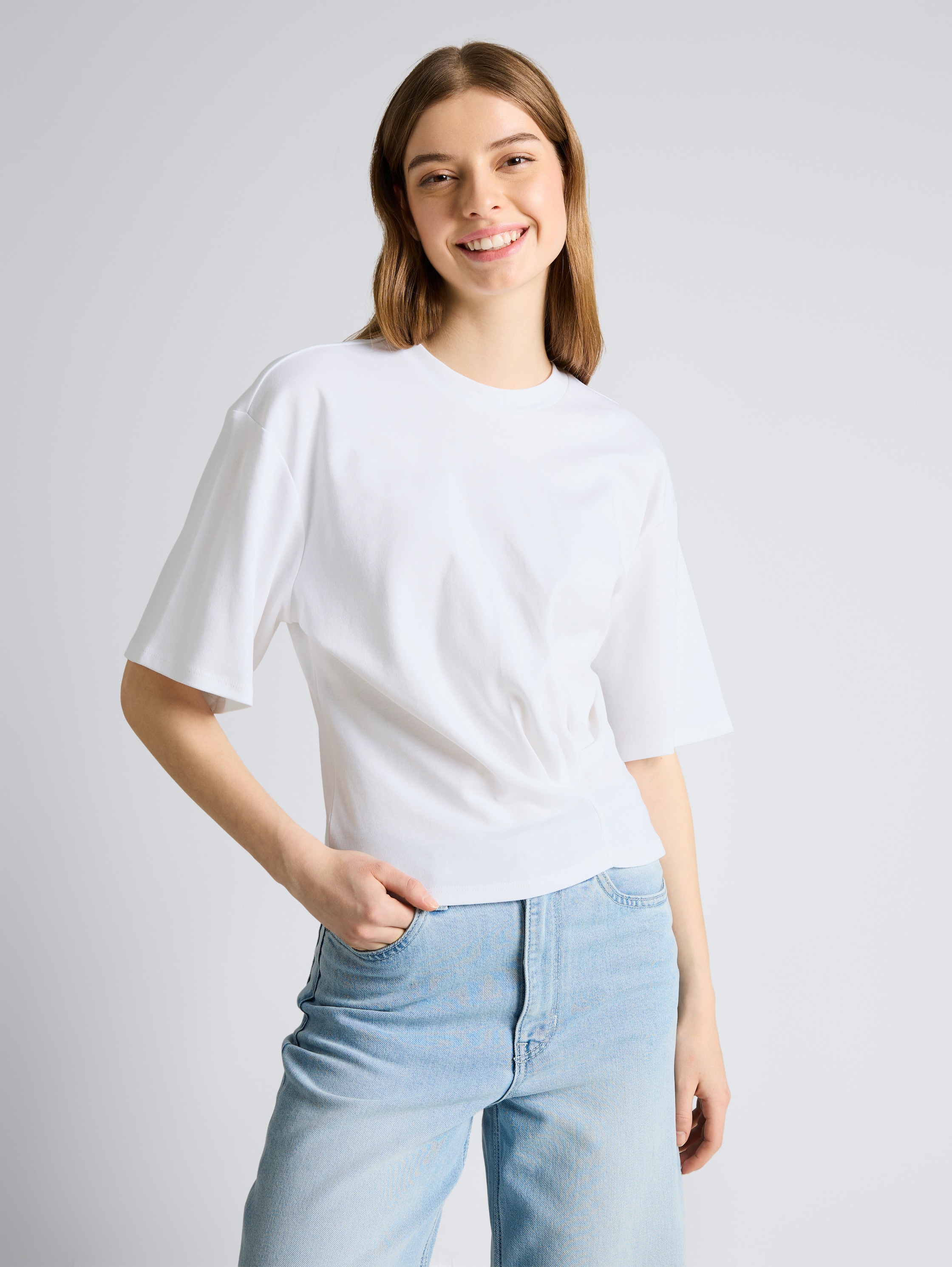 T-Shirt mit Knotendetail - White - Ausschnitt Model-Vorderansicht