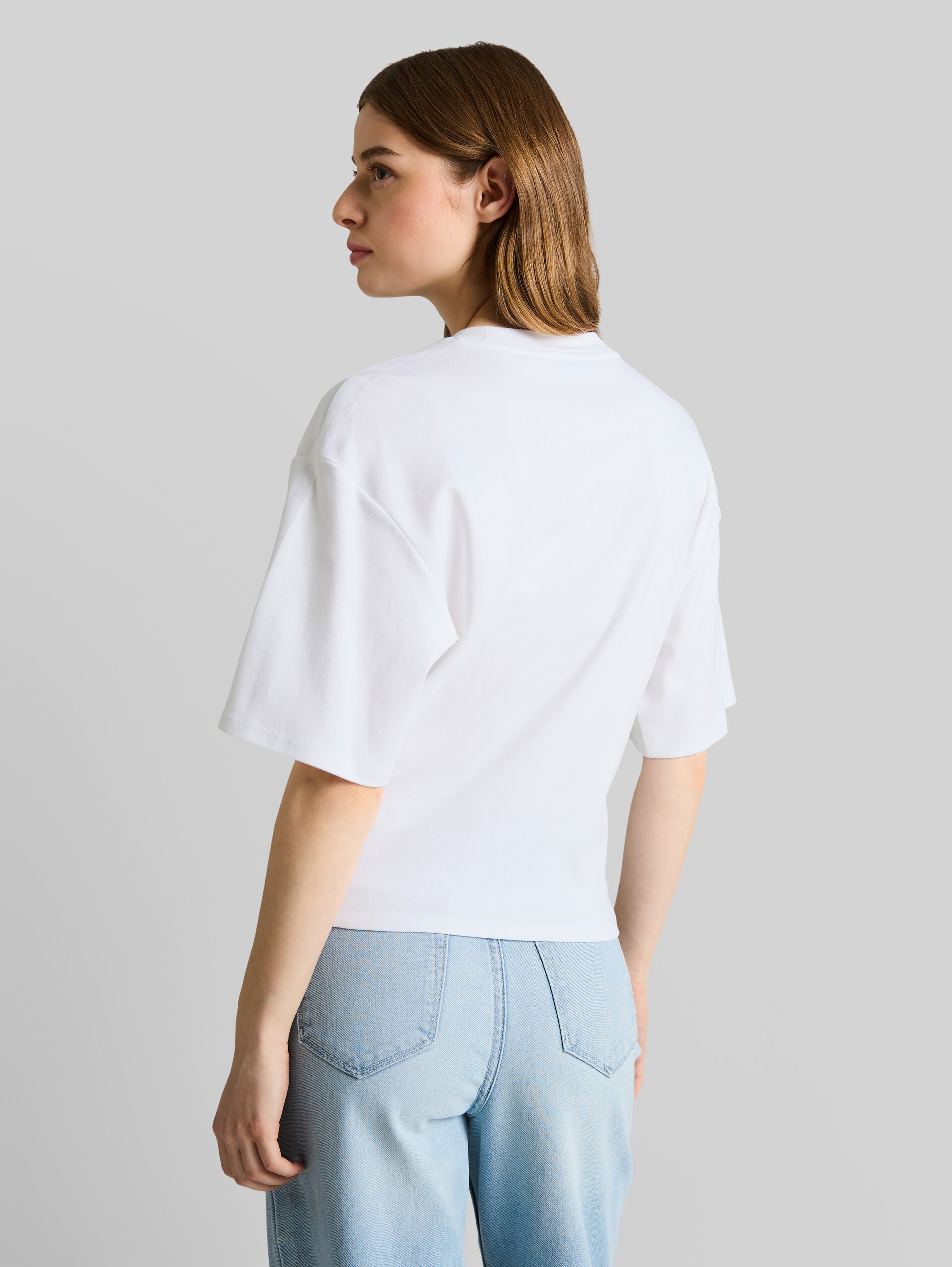 T-Shirt mit Knotendetail - White - Auschnitt Model-Rückansicht