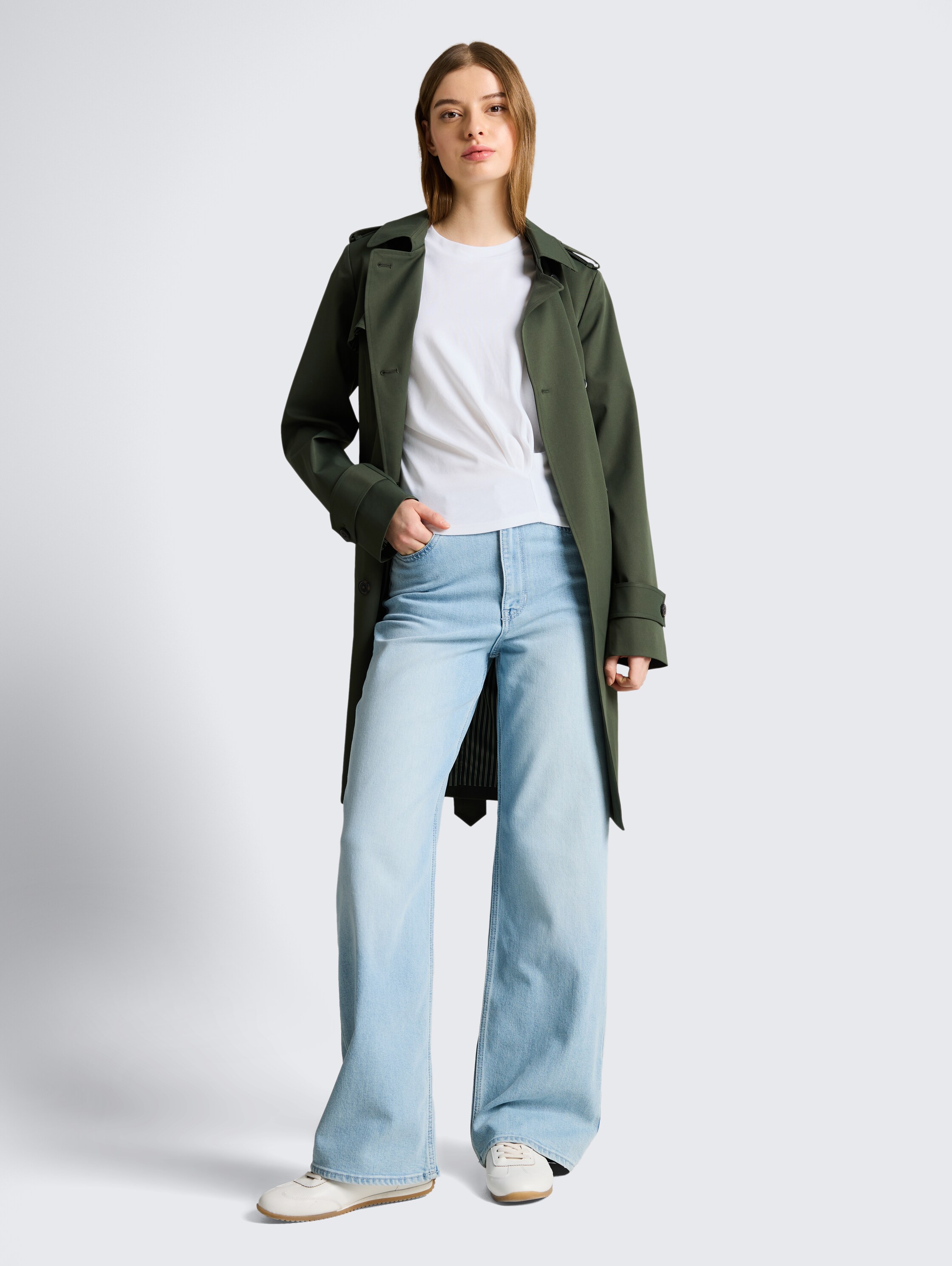 T-Shirt mit Knotendetail - White - Model-Vorderansicht