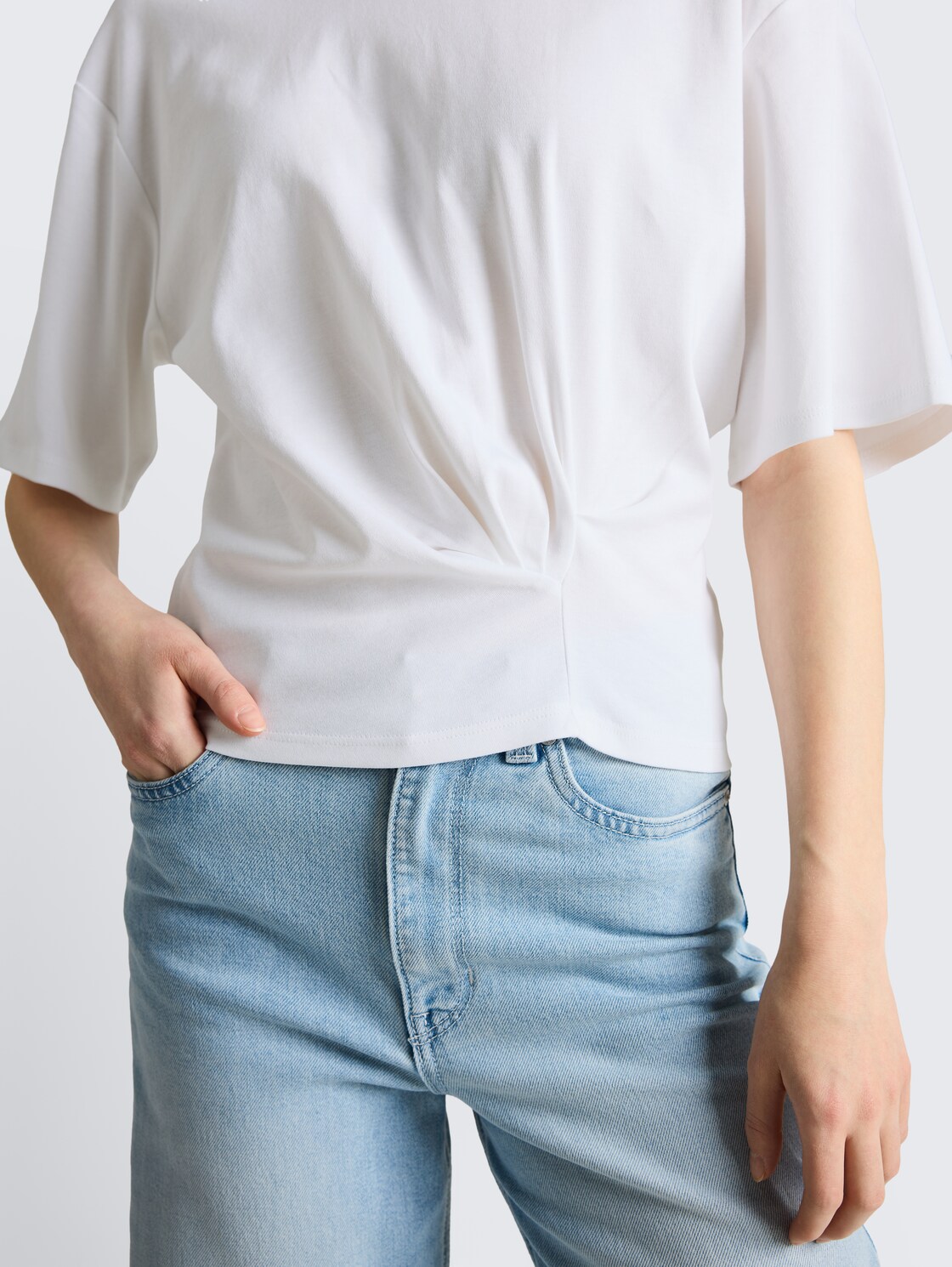 T-Shirt mit Knotendetail - White - Detail-Model-Ansicht