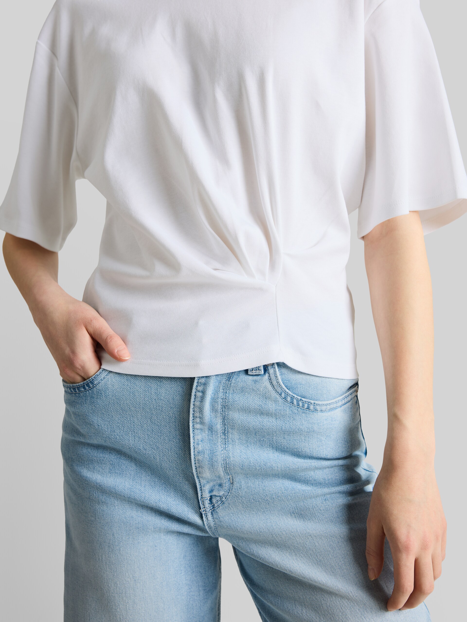 T-Shirt mit Knotendetail - White - Detail-Model-Ansicht