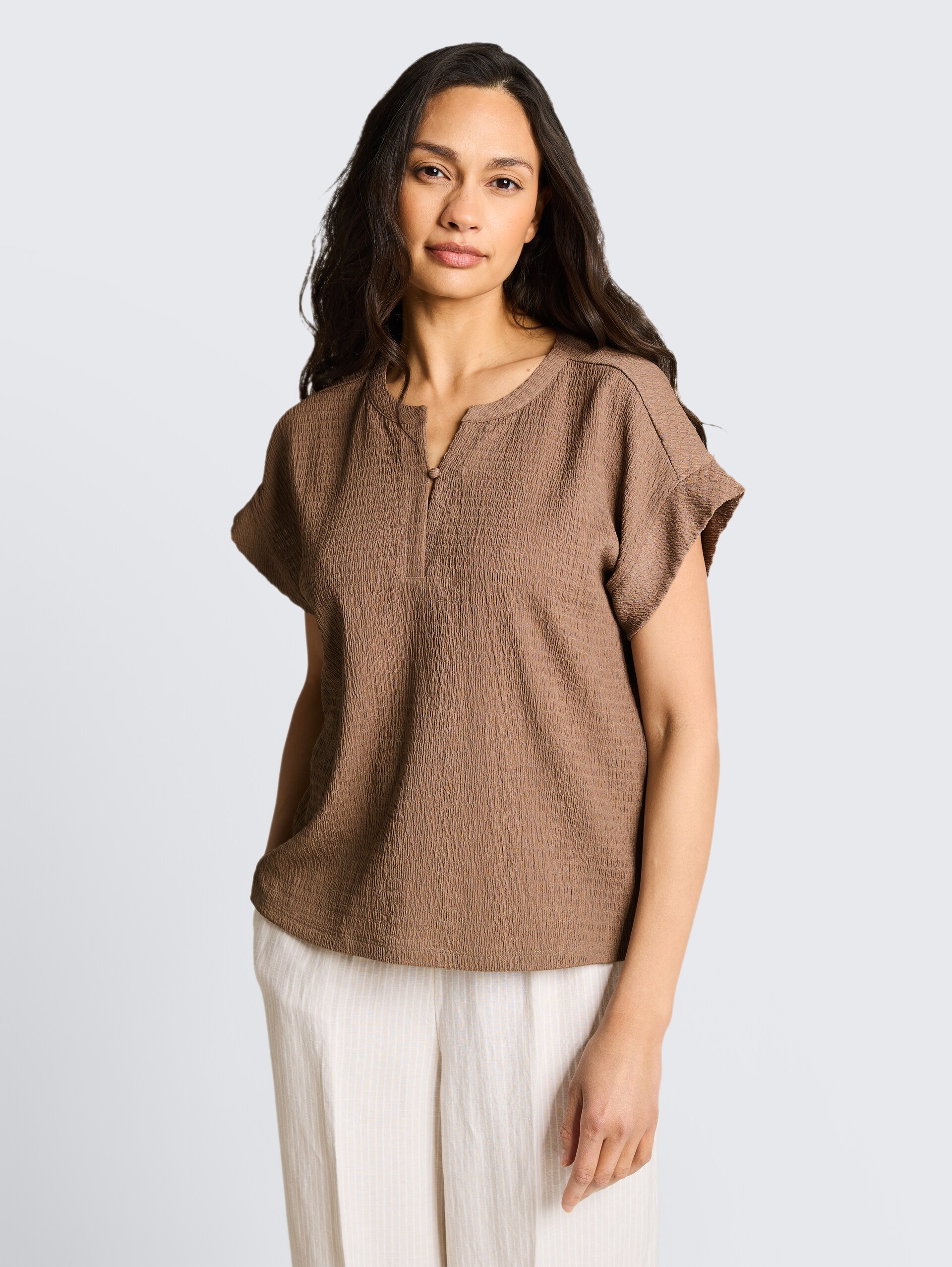 Crinkle T-Shirt - taupe grey - Ausschnitt Model-Vorderansicht