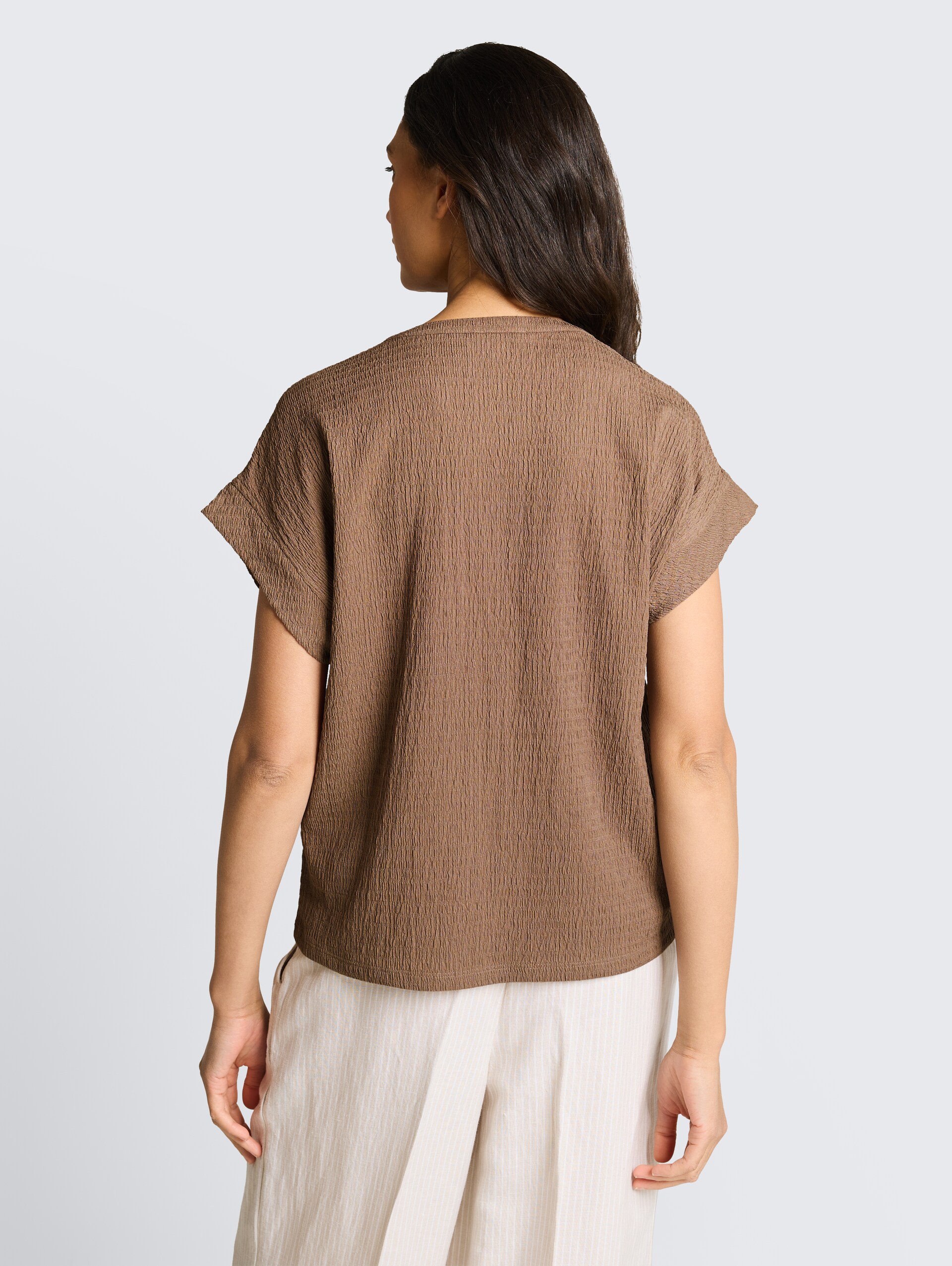 Crinkle T-Shirt - taupe grey - Auschnitt Model-Rückansicht