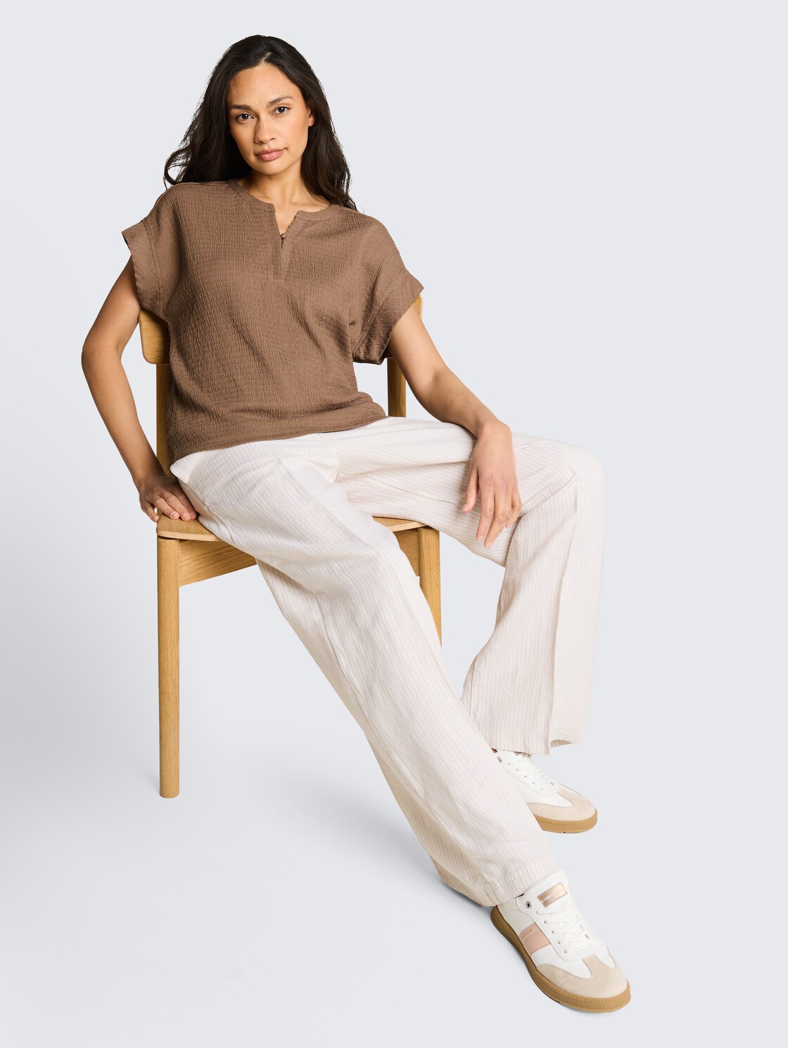 Crinkle T-Shirt - taupe grey - Model-Vorderansicht