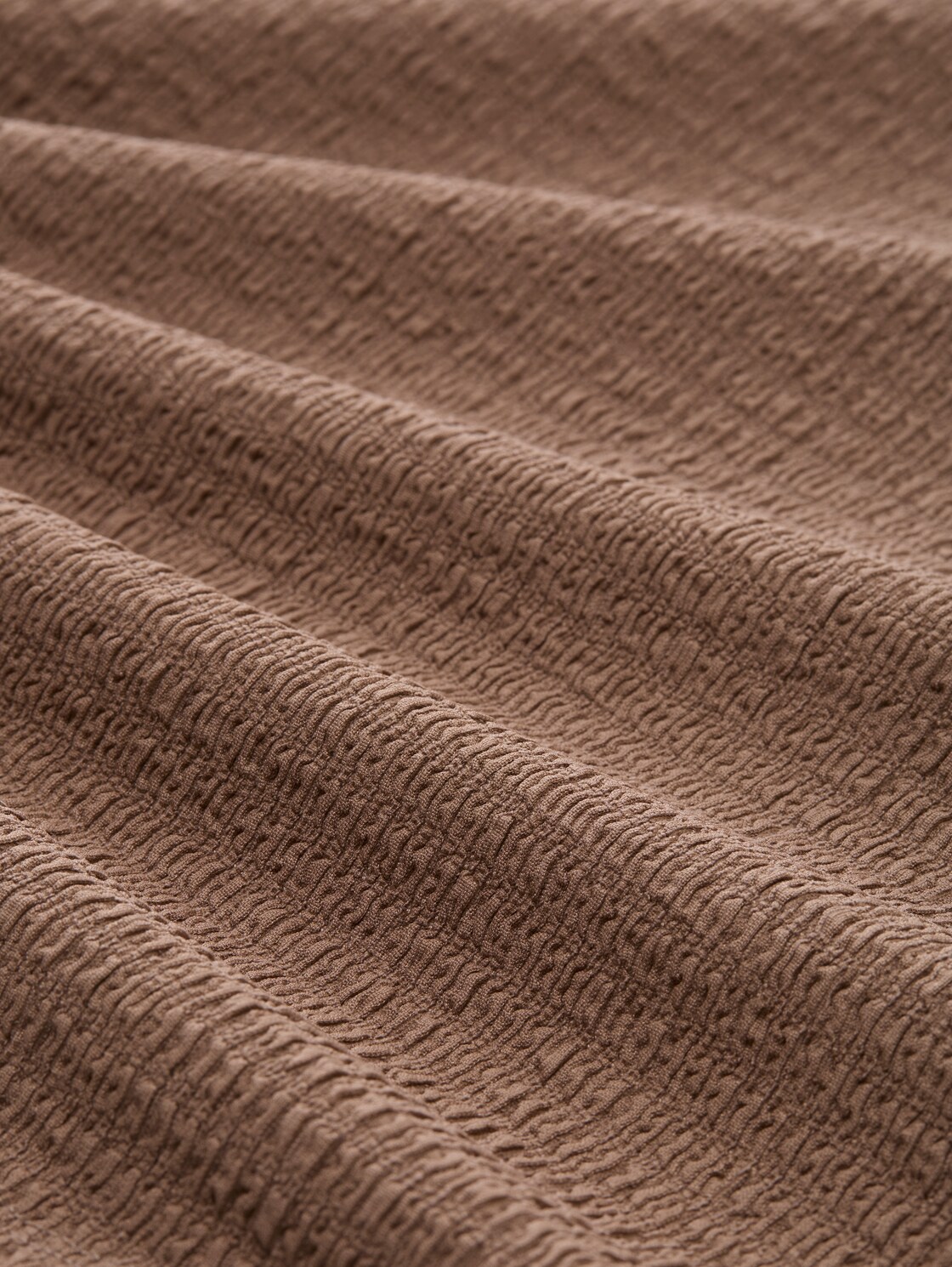 Crinkle T-Shirt - taupe grey - Material-Ansicht