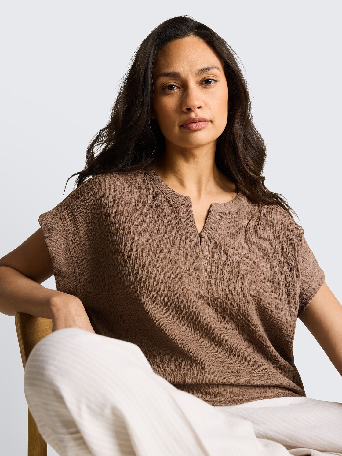 Crinkle T-Shirt - taupe grey - Detail-Model-Ansicht