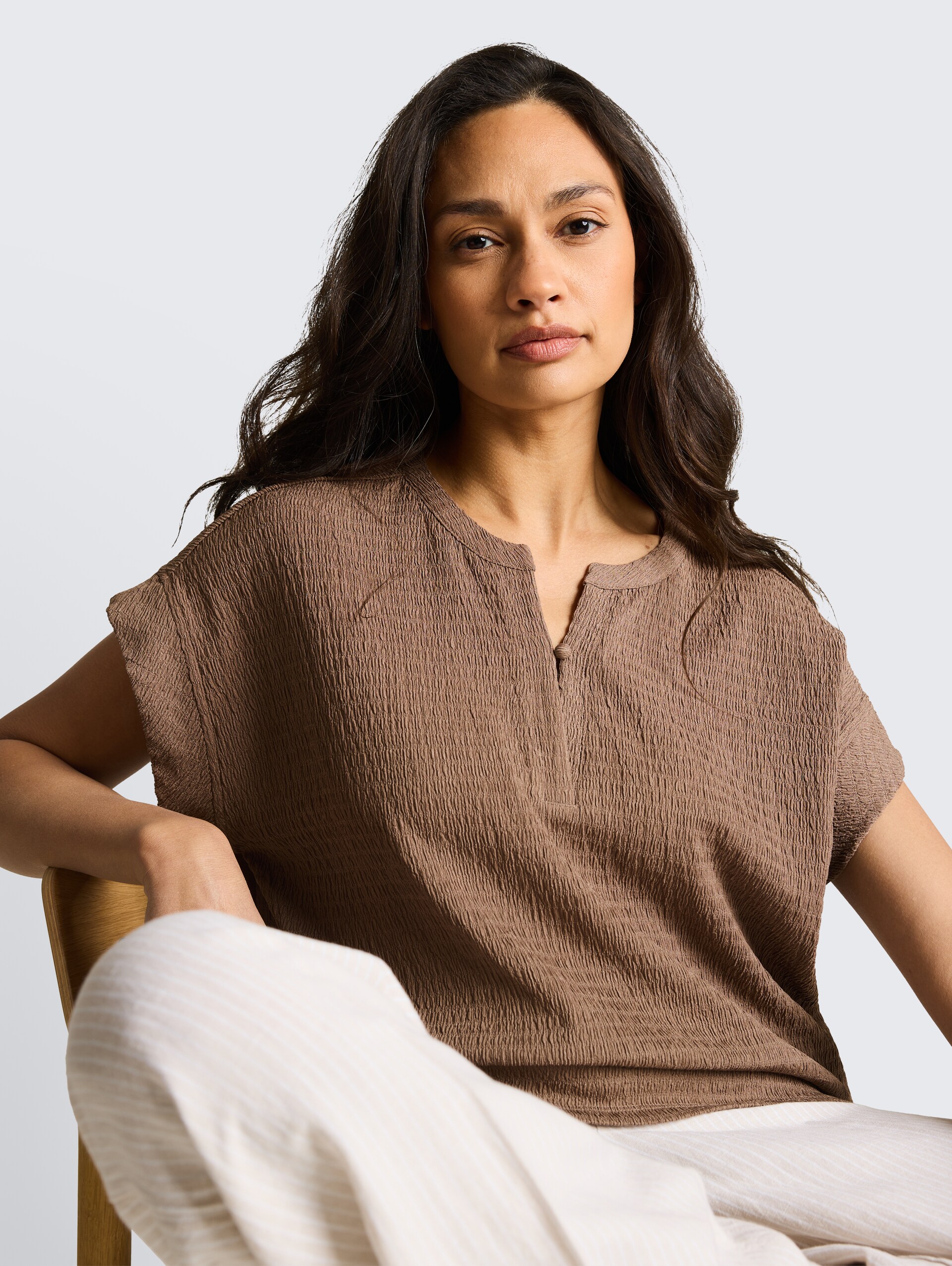 Crinkle T-Shirt - taupe grey - Detail-Model-Ansicht
