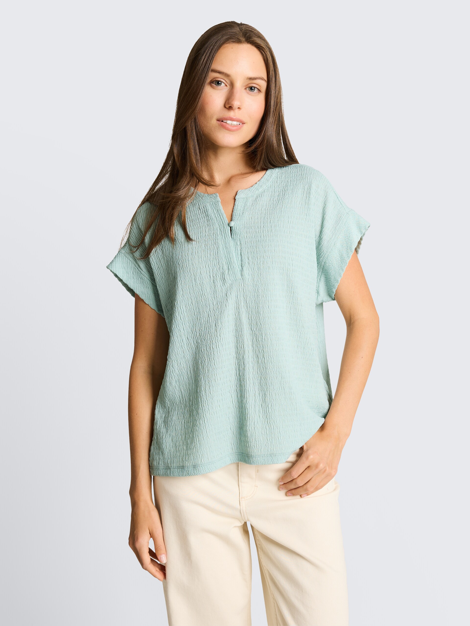 Crinkle T-Shirt - blue haze - Ausschnitt Model-Vorderansicht