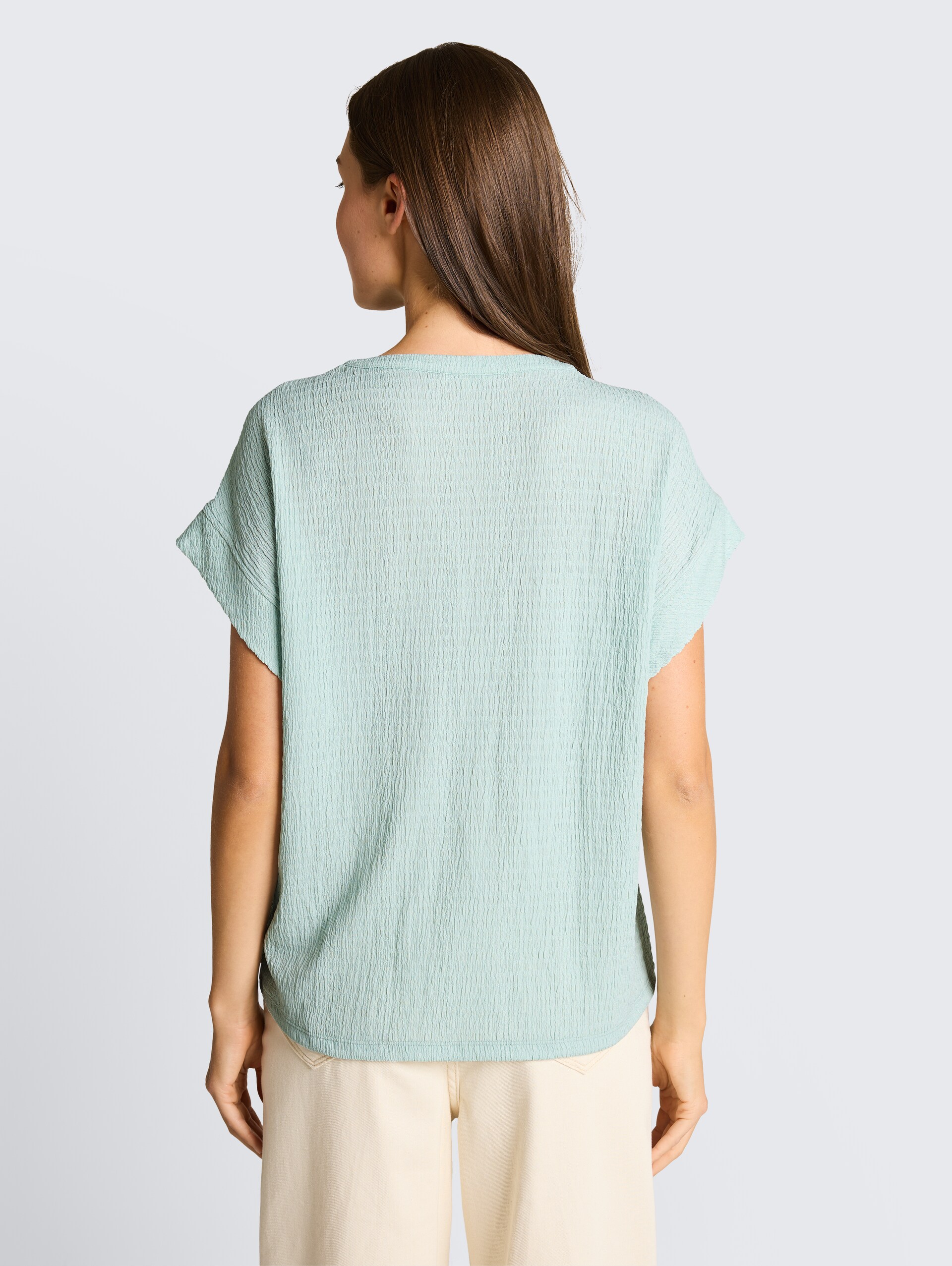 Crinkle T-Shirt - blue haze - Auschnitt Model-Rückansicht