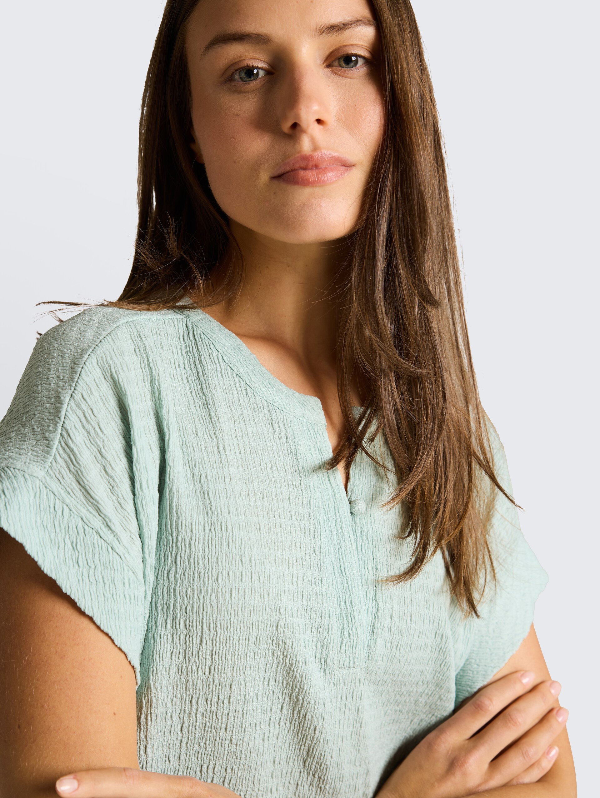 Crinkle T-Shirt - blue haze - Detail-Model-Ansicht