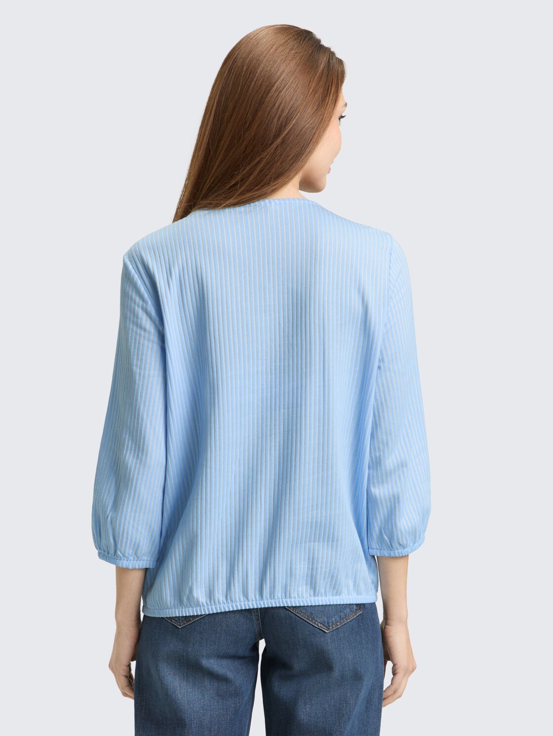 Blusenshirt mit Streifenmuster - blue white thin stripe - Auschnitt Model-Rückansicht
