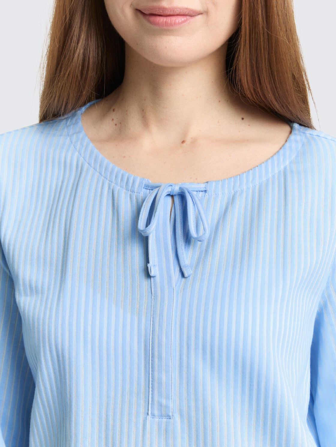 Blusenshirt mit Streifenmuster - blue white thin stripe - Detail-Model-Ansicht