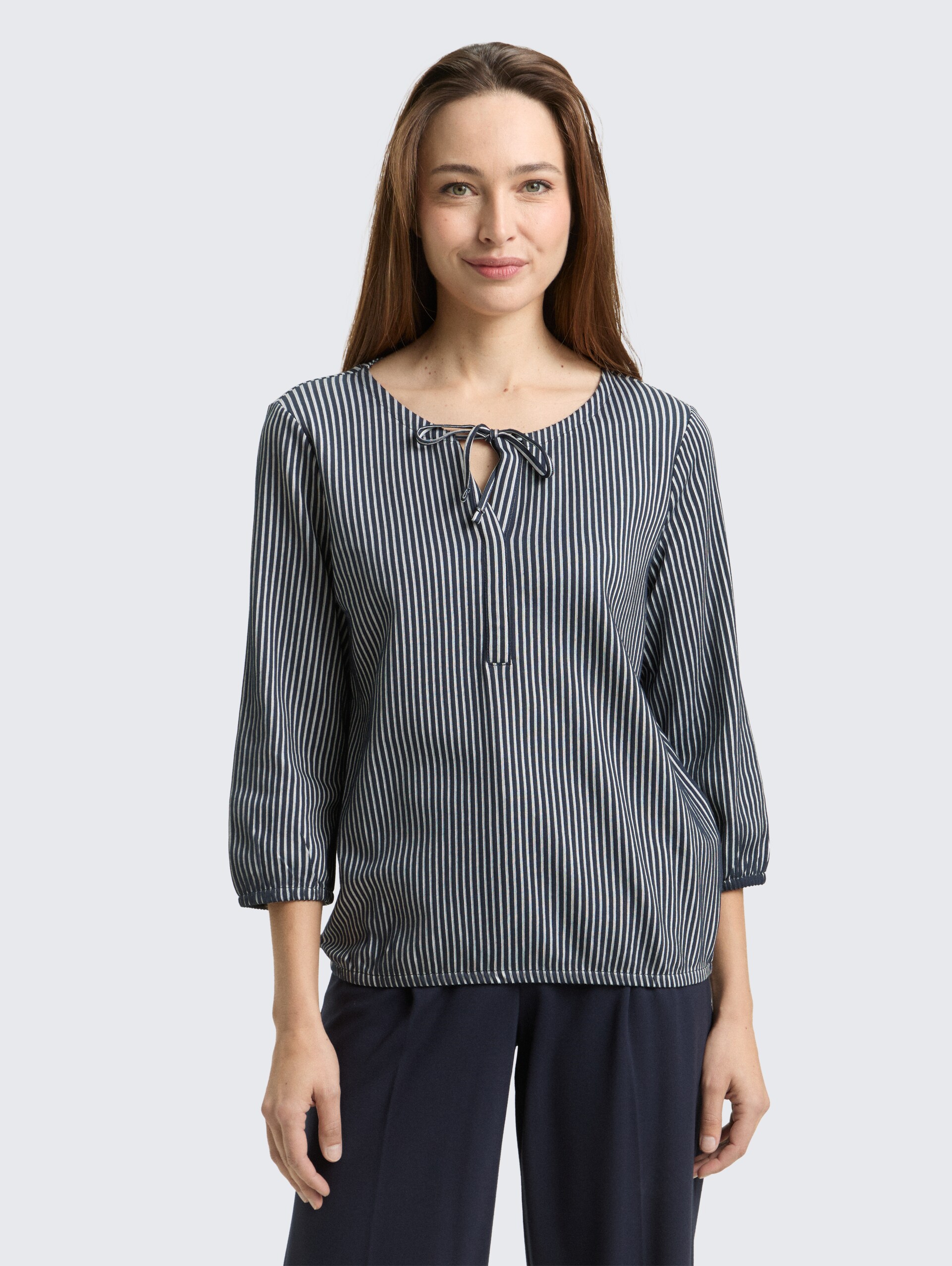 Blusenshirt mit Streifenmuster - navy blue white thin stripe - Ausschnitt Model-Vorderansicht