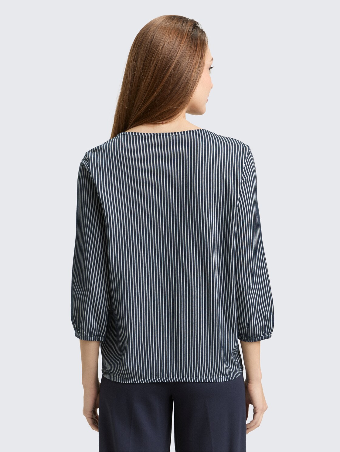 Blusenshirt mit Streifenmuster - navy blue white thin stripe - Auschnitt Model-Rückansicht