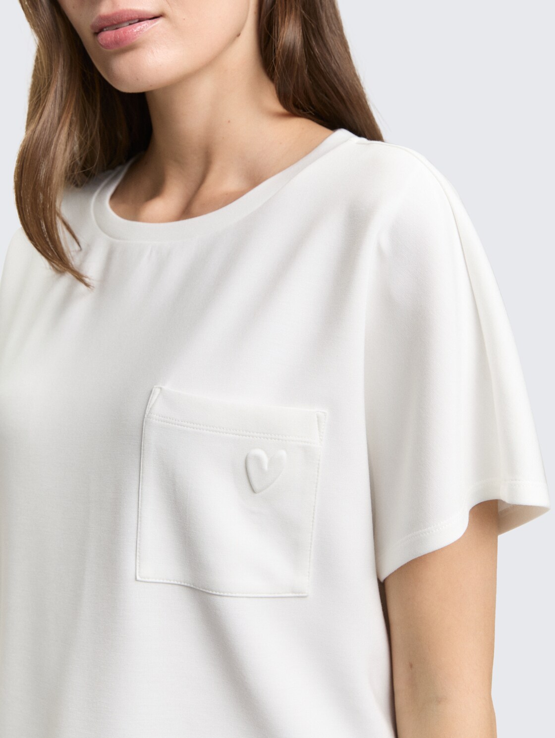 Loose Fit Scuba T-Shirt mit Brusttasche - Whisper White - Detail-Model-Ansicht