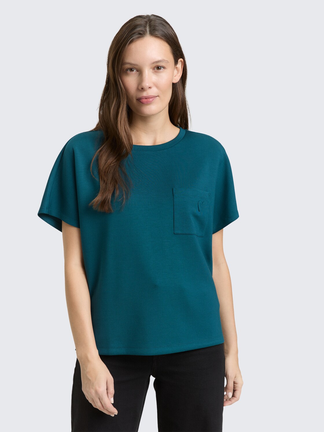 Loose Fit Scuba T-Shirt mit Brusttasche - Deep Meadow Green - Ausschnitt Model-Vorderansicht