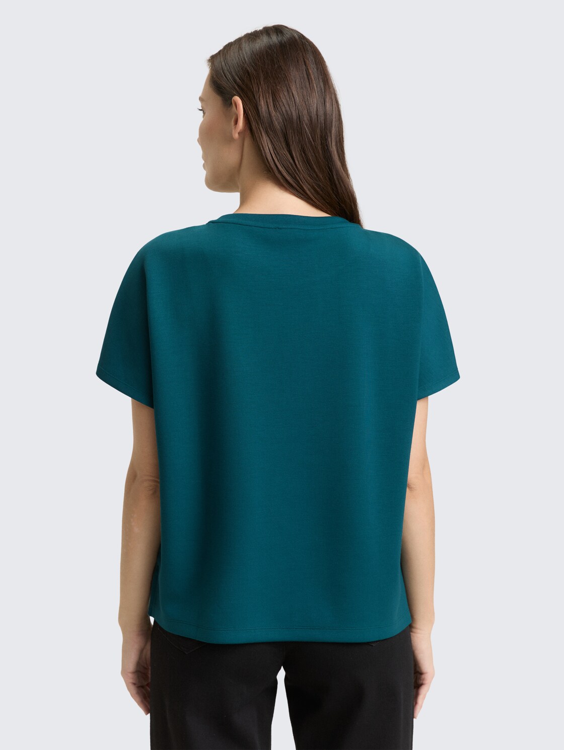 Loose Fit Scuba T-Shirt mit Brusttasche - Deep Meadow Green - Auschnitt Model-Rückansicht