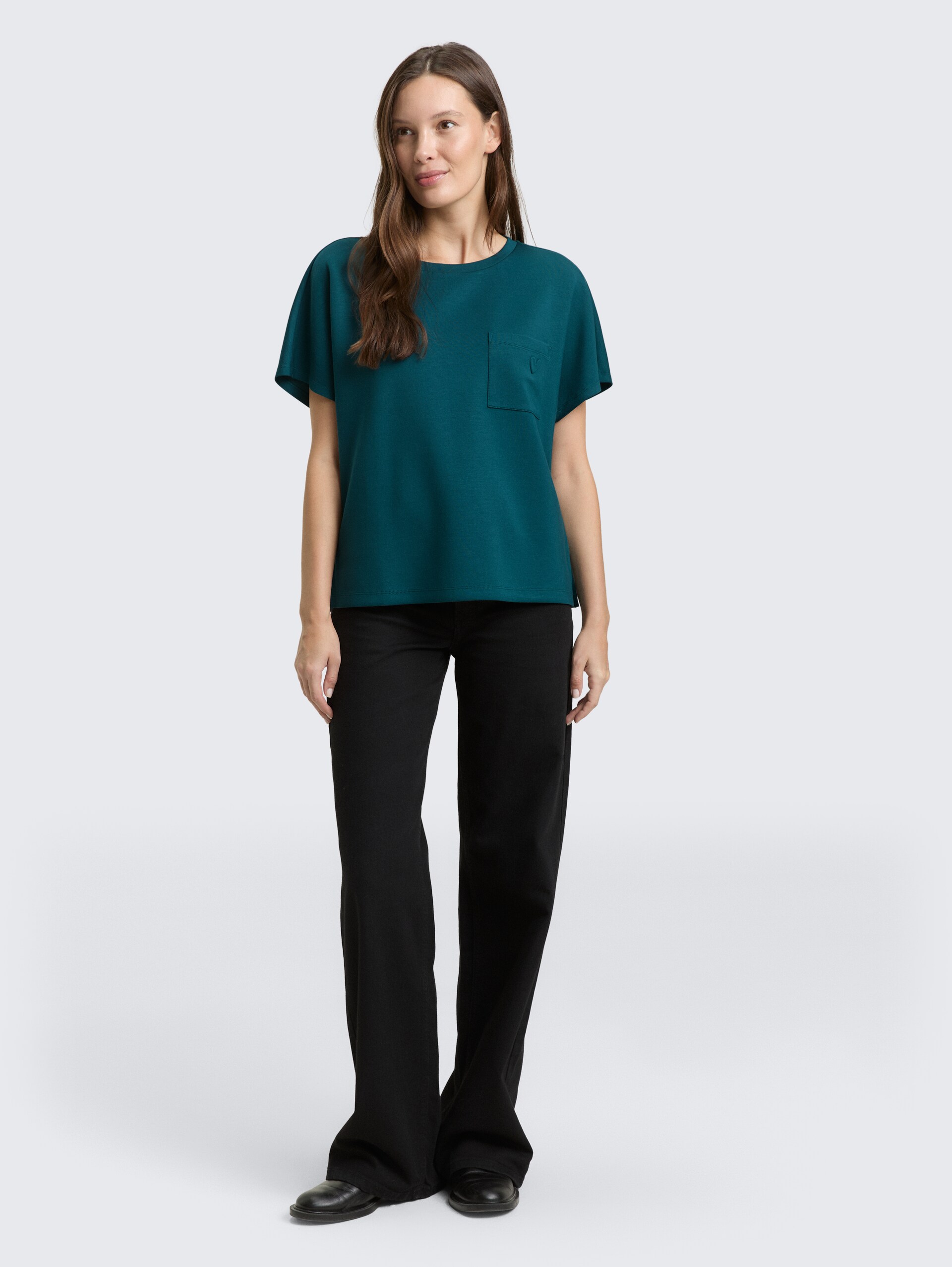 Loose Fit Scuba T-Shirt mit Brusttasche - Deep Meadow Green - Model-Vorderansicht