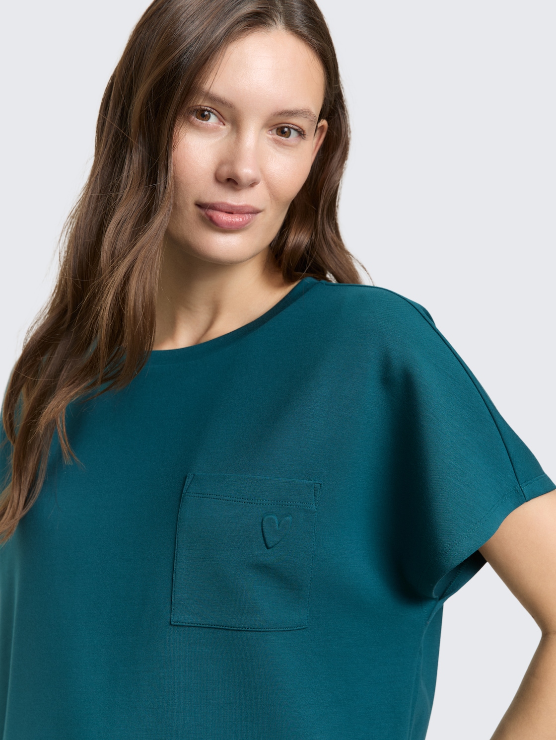 Loose Fit Scuba T-Shirt mit Brusttasche - Deep Meadow Green - Detail-Model-Ansicht