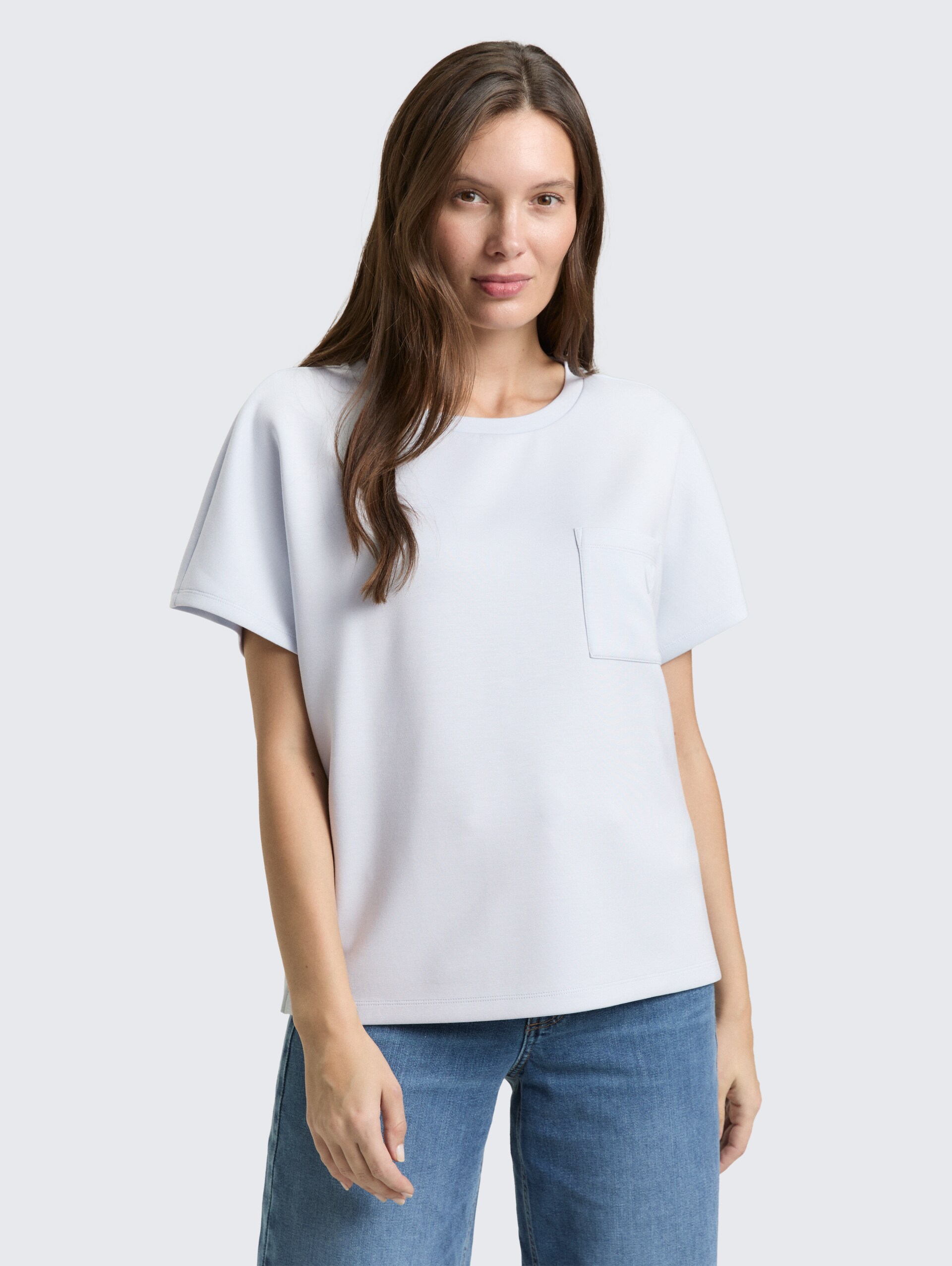 Loose Fit Scuba T-Shirt mit Brusttasche - soft dusty blue - Ausschnitt Model-Vorderansicht