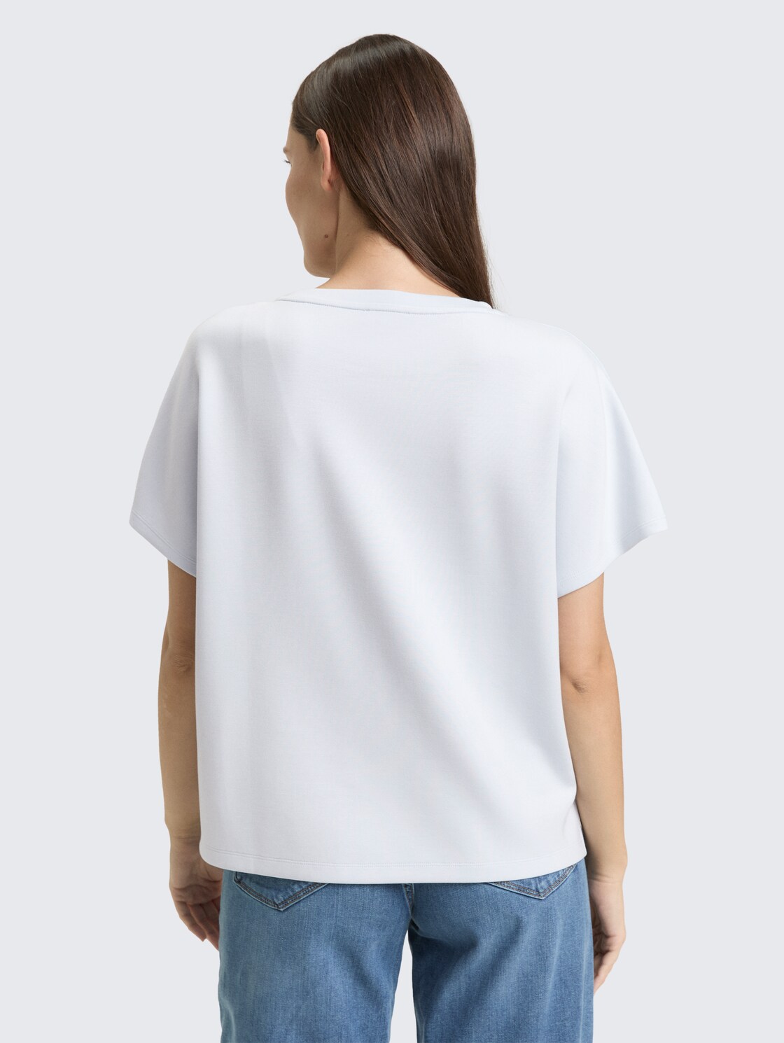 Loose Fit Scuba T-Shirt mit Brusttasche - soft dusty blue - Auschnitt Model-Rückansicht