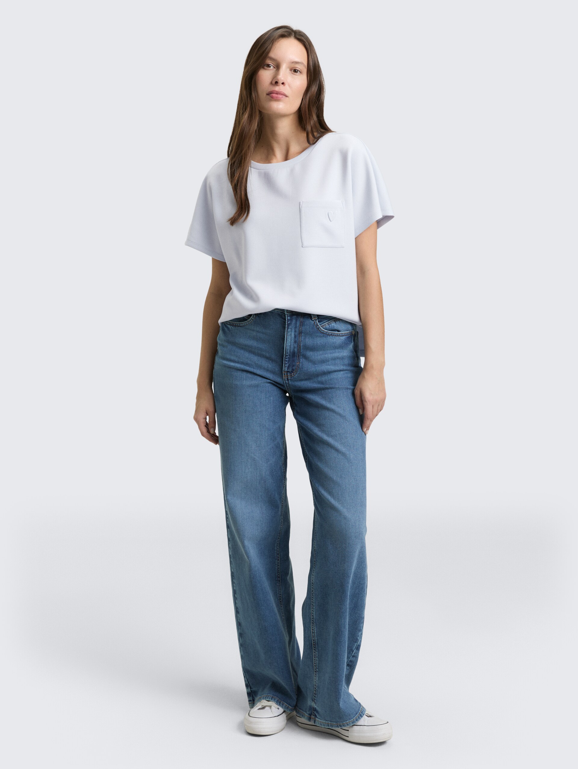Loose Fit Scuba T-Shirt mit Brusttasche - soft dusty blue - Model-Vorderansicht