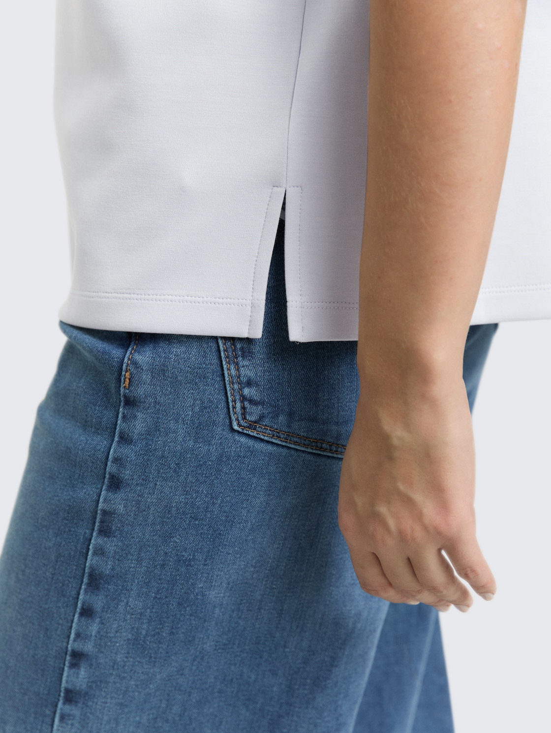 Loose Fit Scuba T-Shirt mit Brusttasche - soft dusty blue - Detail-Model-Ansicht