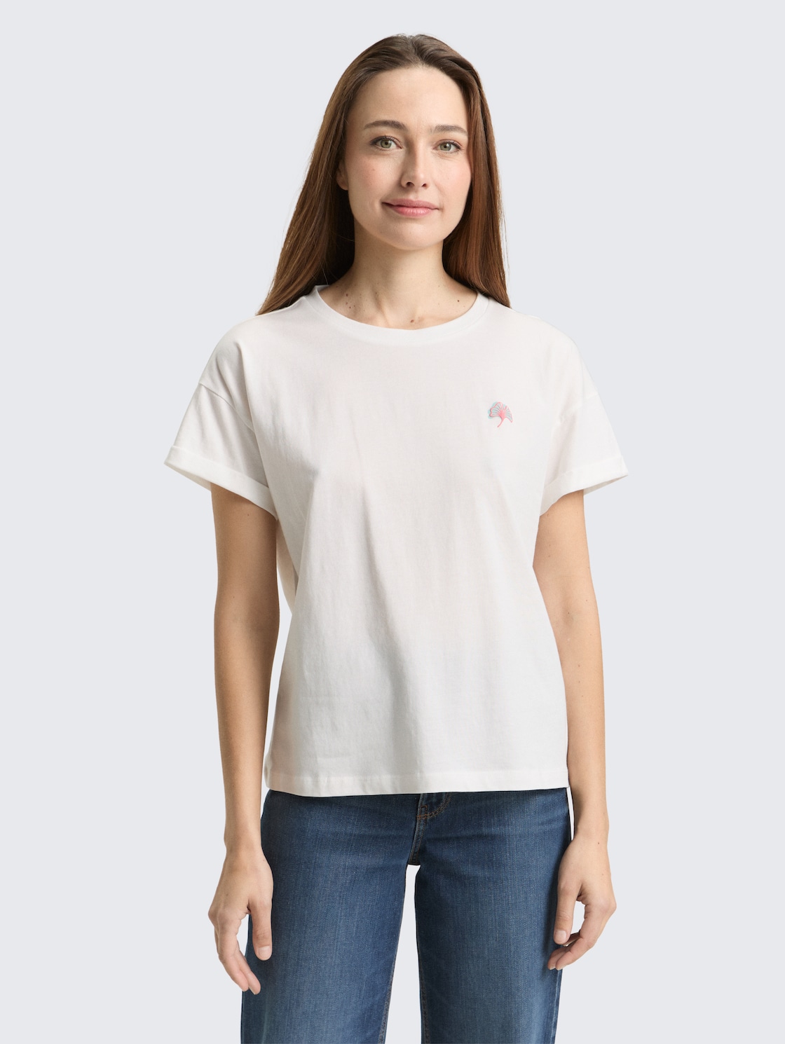 T-Shirt mit Stickerei - Soft Clear White - Ausschnitt Model-Vorderansicht