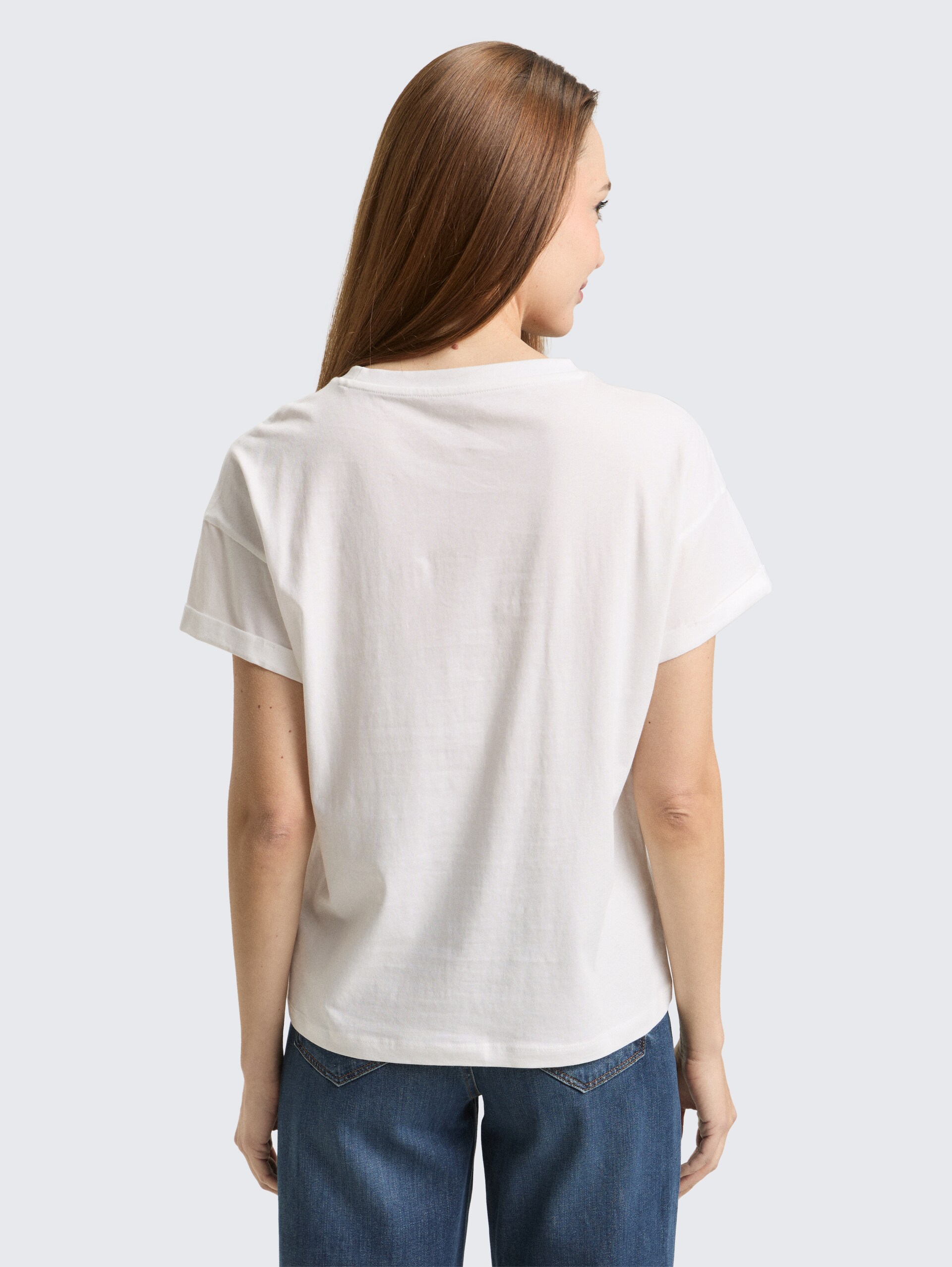 T-Shirt mit Stickerei - Soft Clear White - Auschnitt Model-Rückansicht