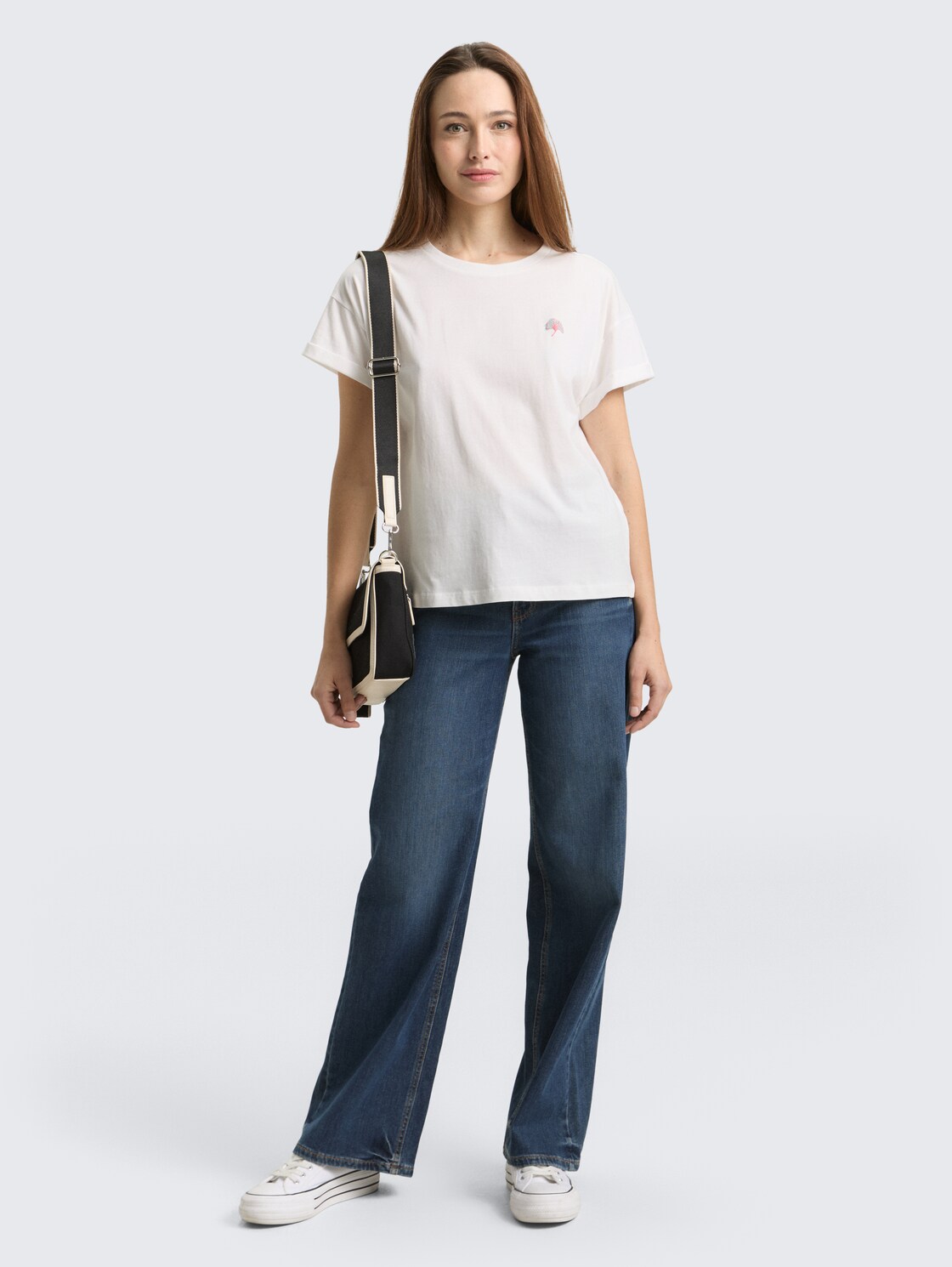 T-Shirt mit Stickerei - Soft Clear White - Model-Vorderansicht