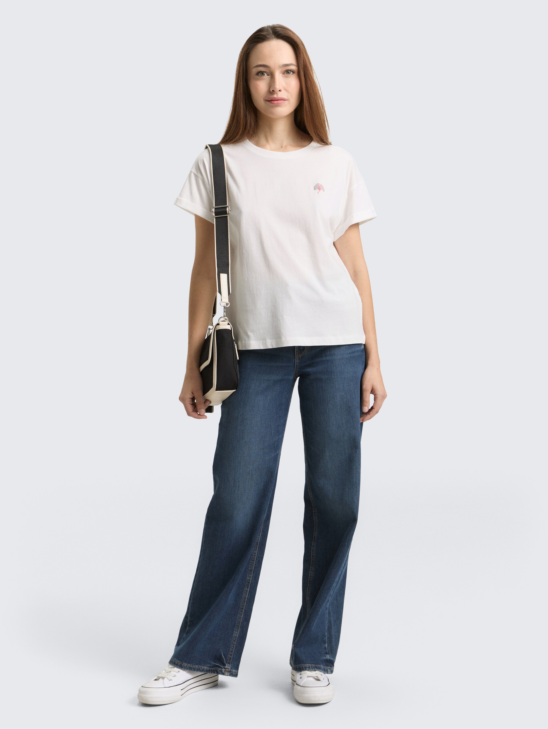 T-Shirt mit Stickerei - Soft Clear White - Model-Vorderansicht