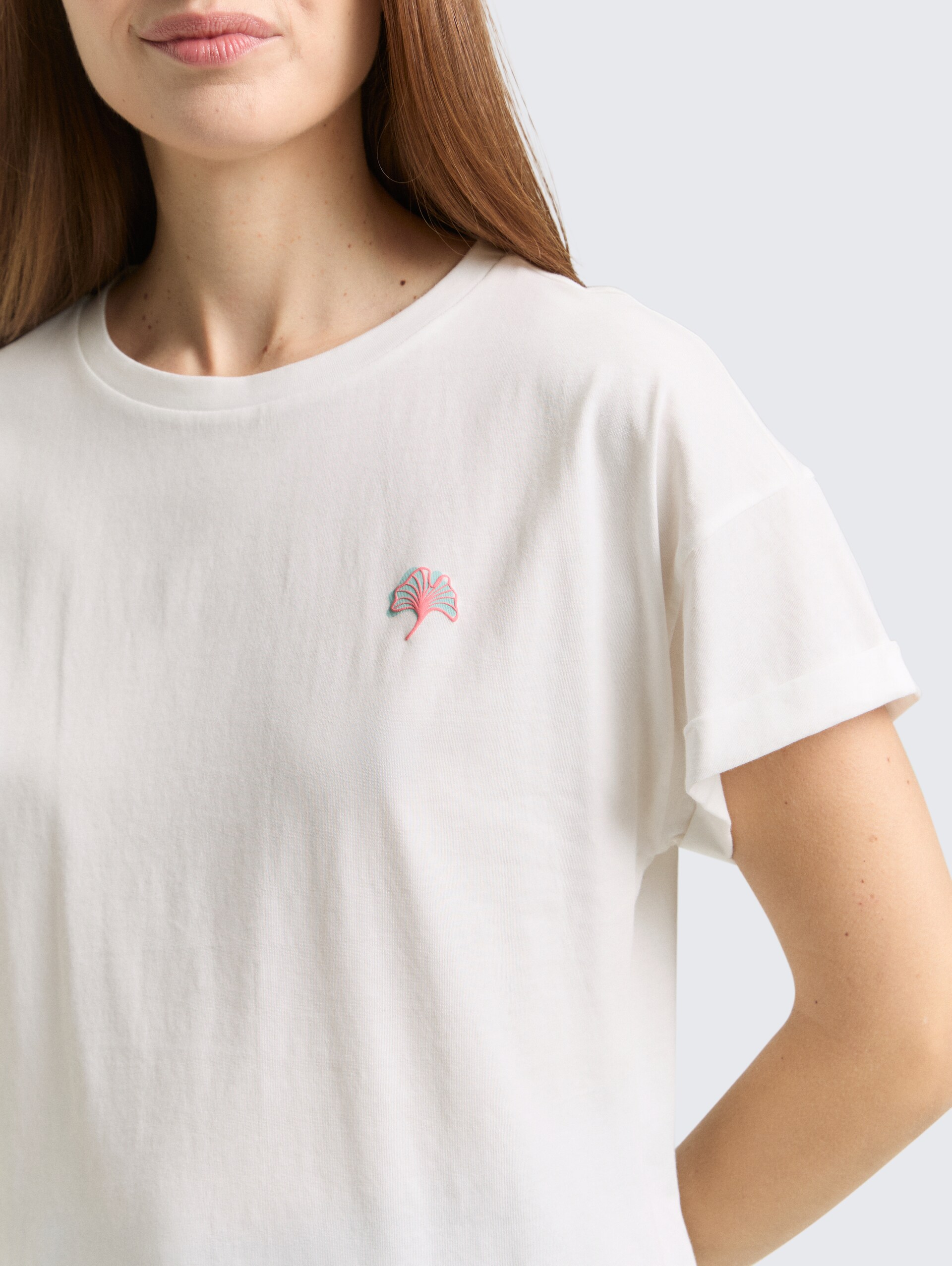 T-Shirt mit Stickerei - Soft Clear White - Detail-Model-Ansicht