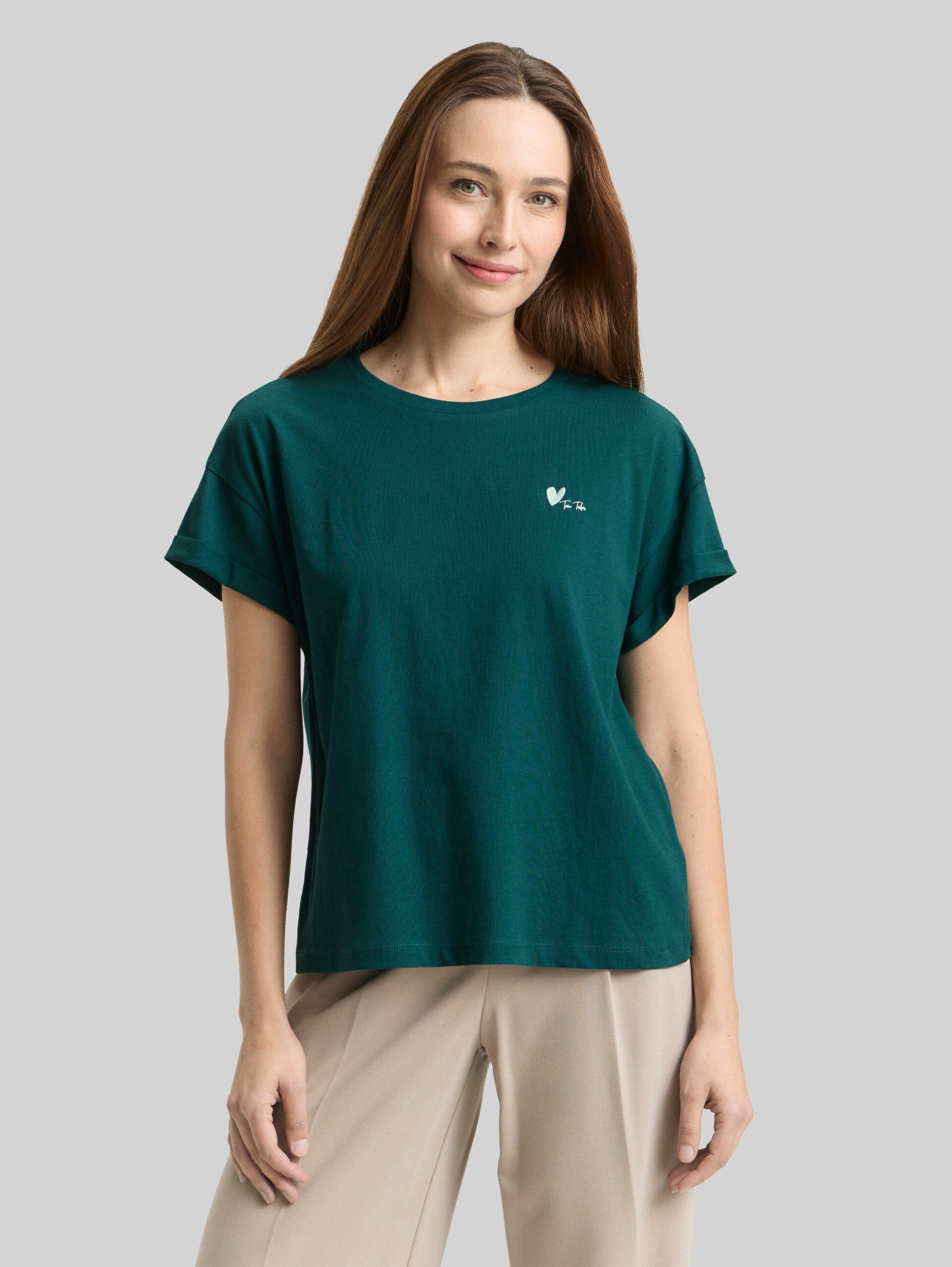 T-Shirt mit Stickerei - Deep Meadow Green - Ausschnitt Model-Vorderansicht