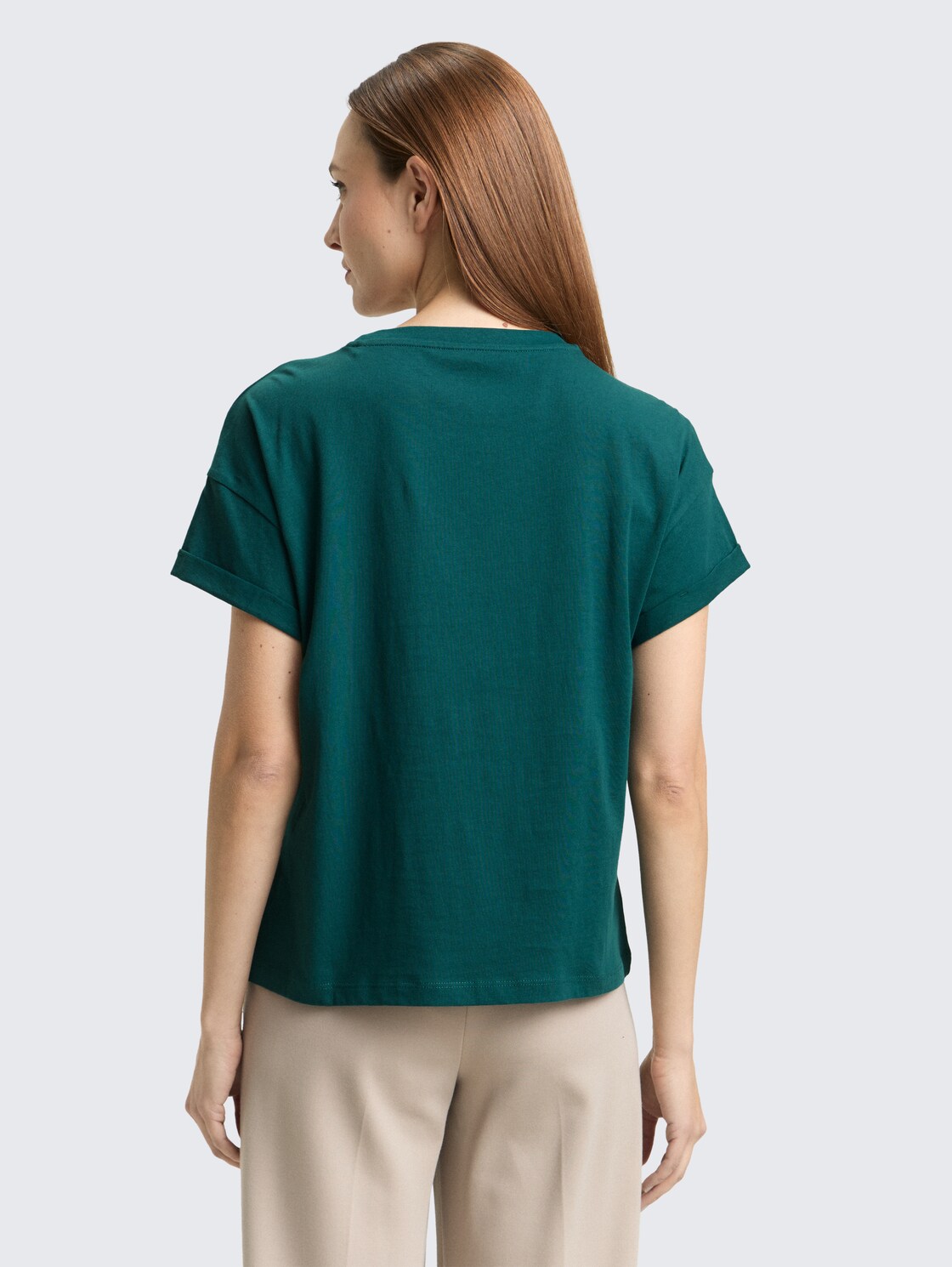 T-Shirt mit Stickerei - Deep Meadow Green - Auschnitt Model-Rückansicht