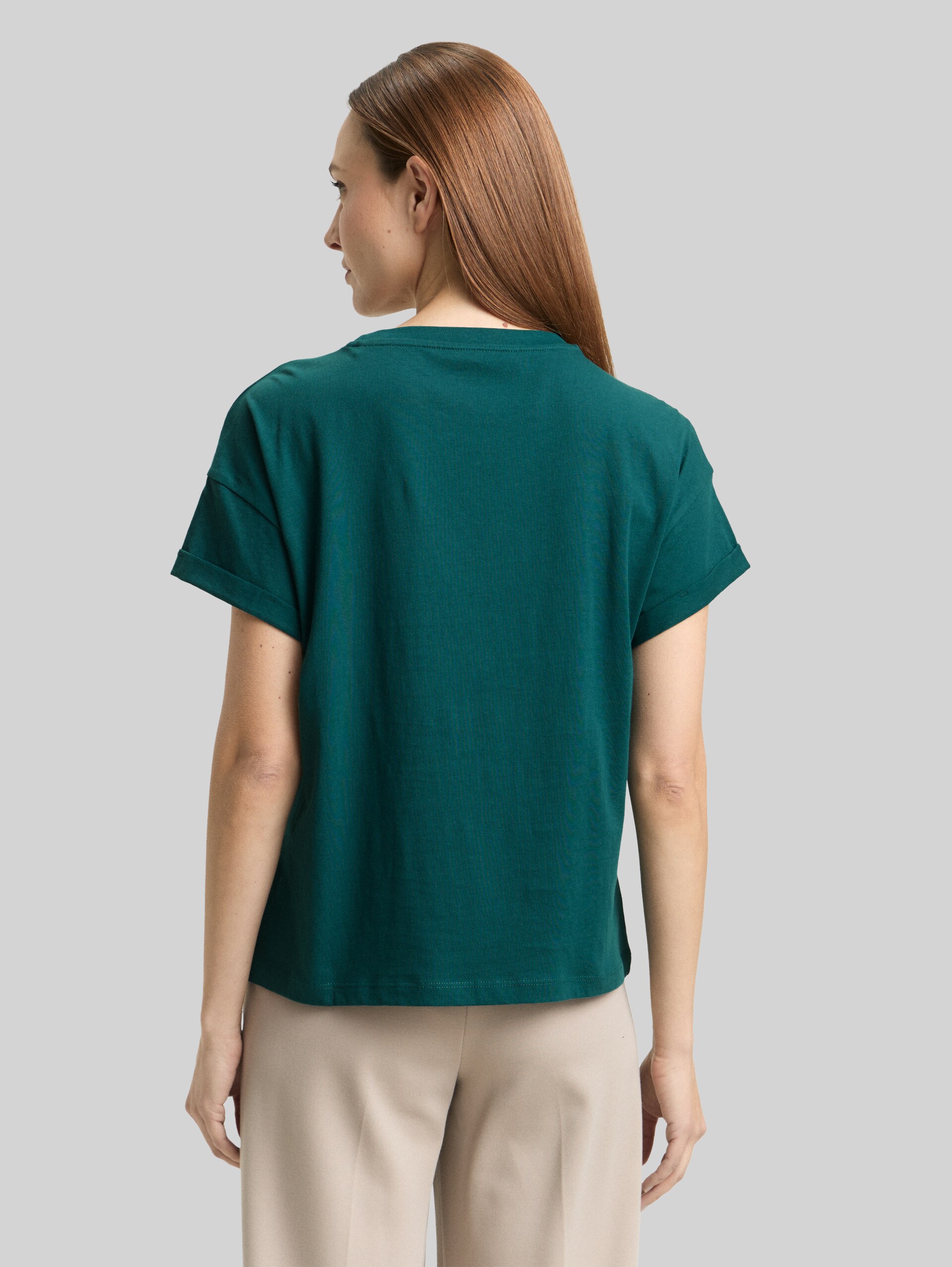 T-Shirt mit Stickerei - Deep Meadow Green - Auschnitt Model-Rückansicht