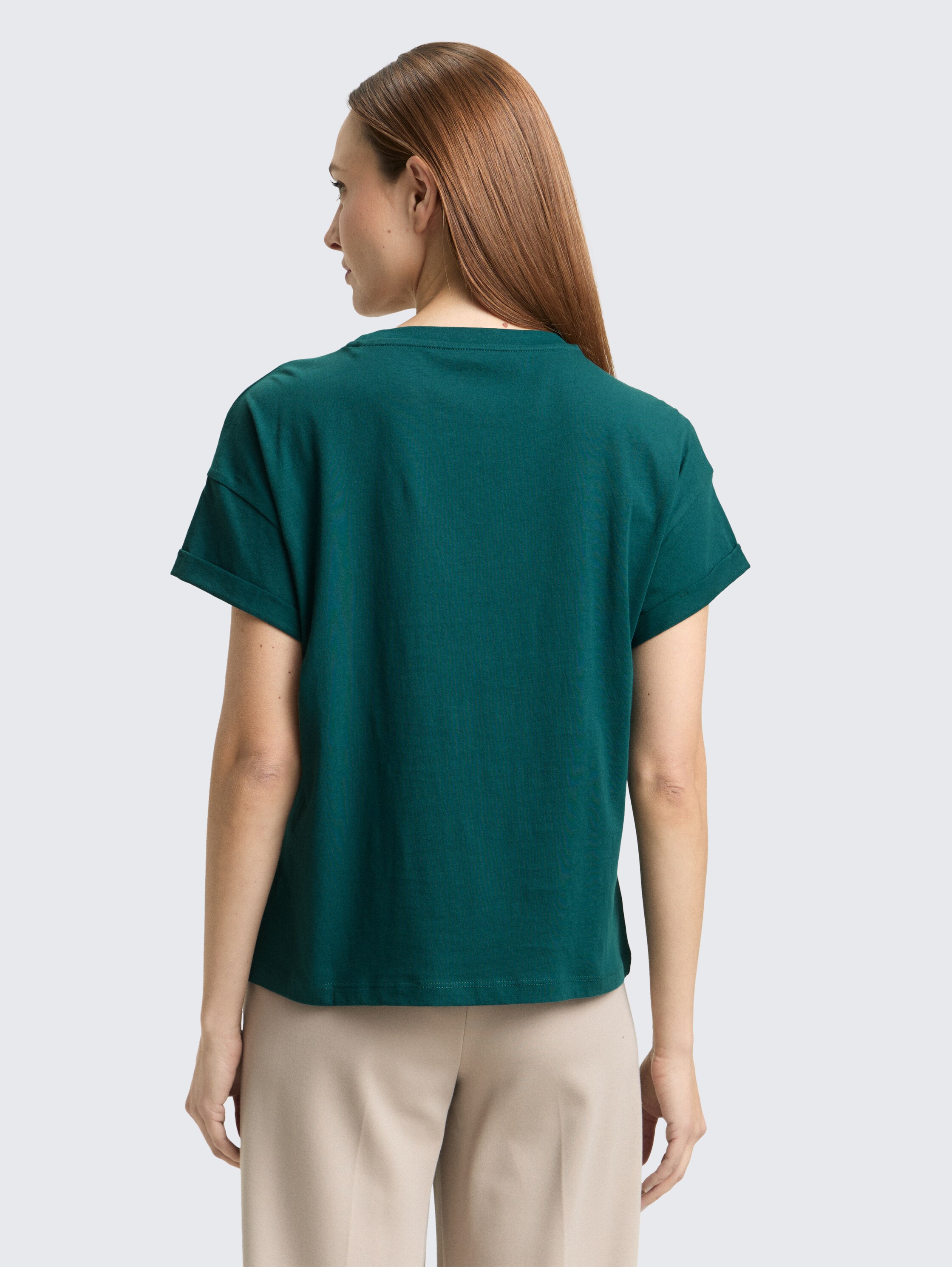 T-Shirt mit Stickerei - Deep Meadow Green - Auschnitt Model-Rückansicht
