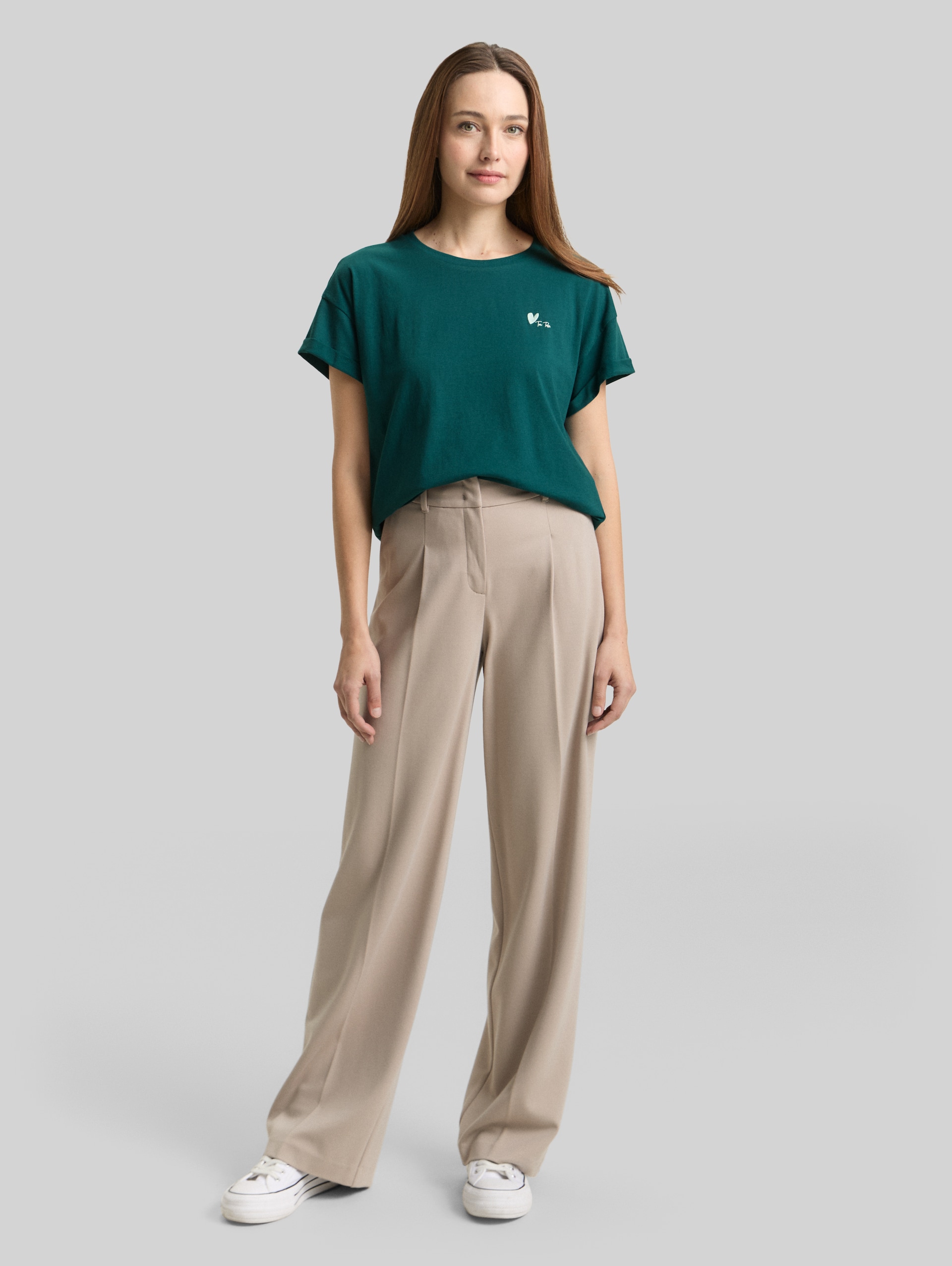 T-Shirt mit Stickerei - Deep Meadow Green - Model-Vorderansicht
