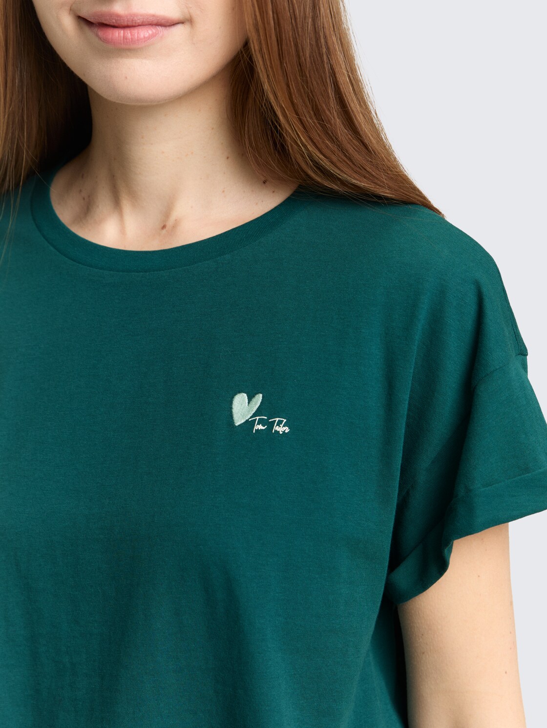 T-Shirt mit Stickerei - Deep Meadow Green - Detail-Model-Ansicht