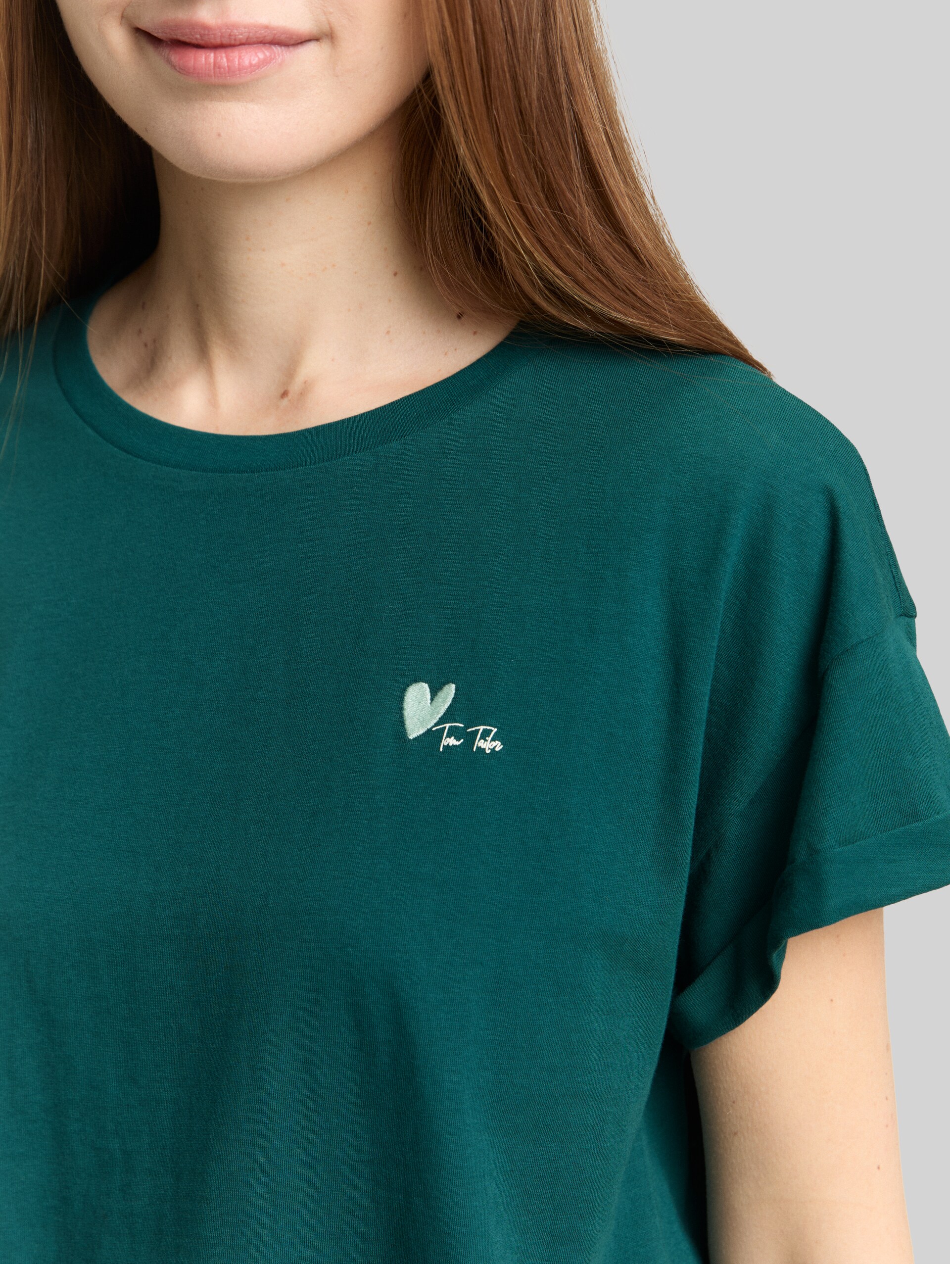T-Shirt mit Stickerei - Deep Meadow Green - Detail-Model-Ansicht