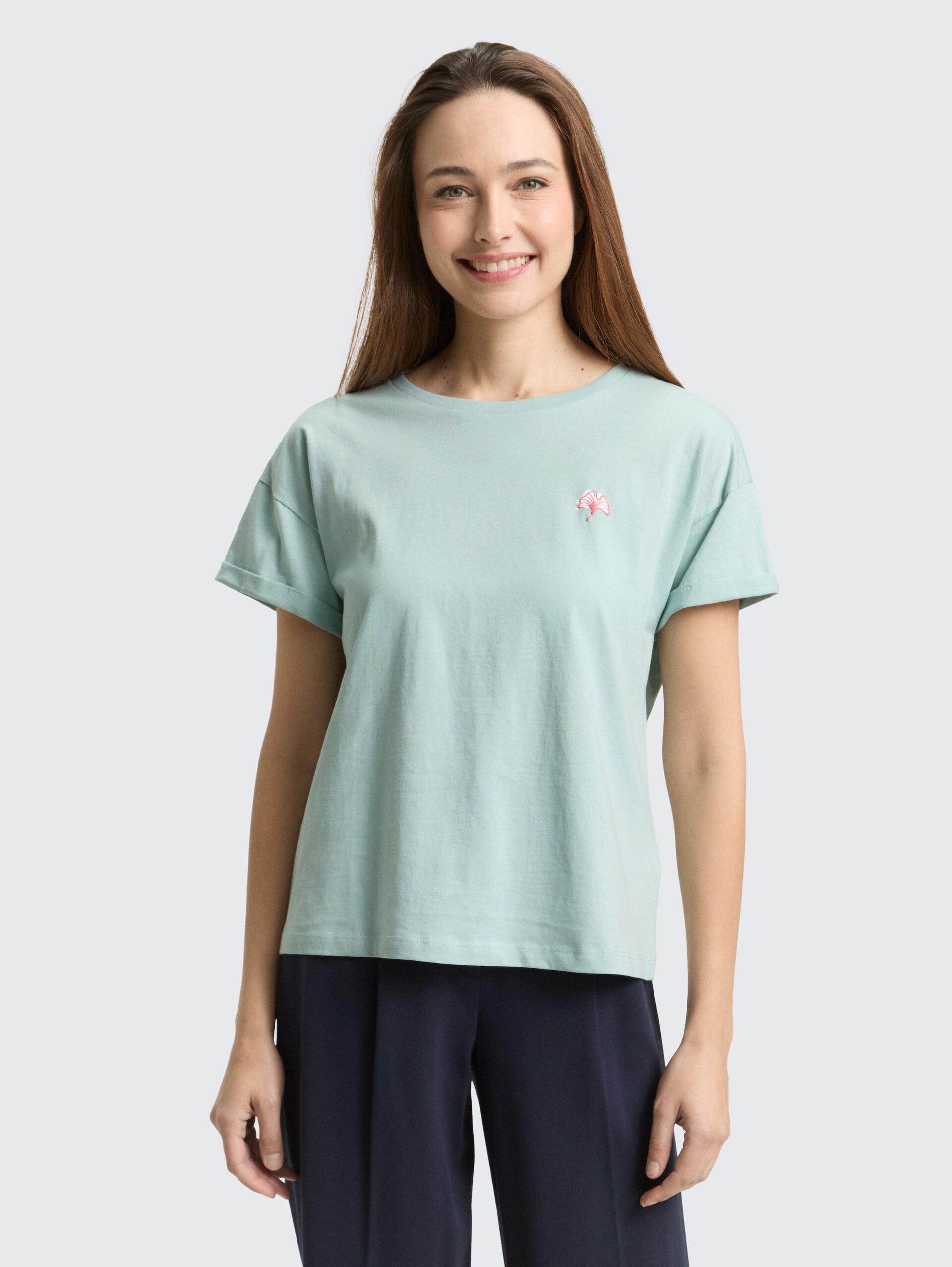 T-Shirt mit Stickerei - blue haze - Ausschnitt Model-Vorderansicht
