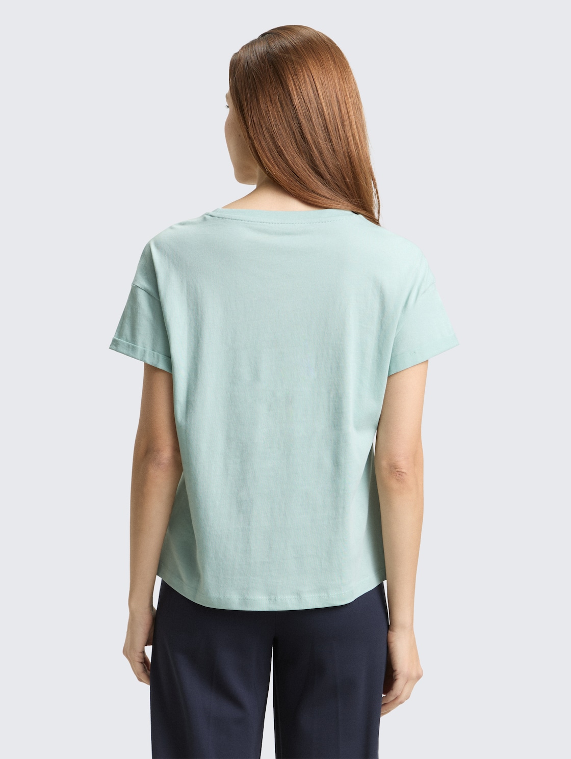 T-Shirt mit Stickerei - blue haze - Auschnitt Model-Rückansicht