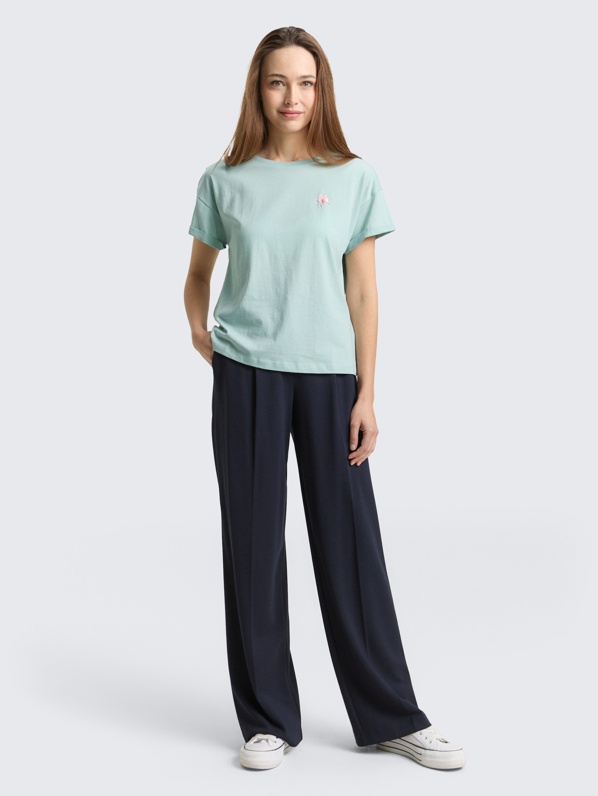 T-Shirt mit Stickerei - blue haze - Model-Vorderansicht